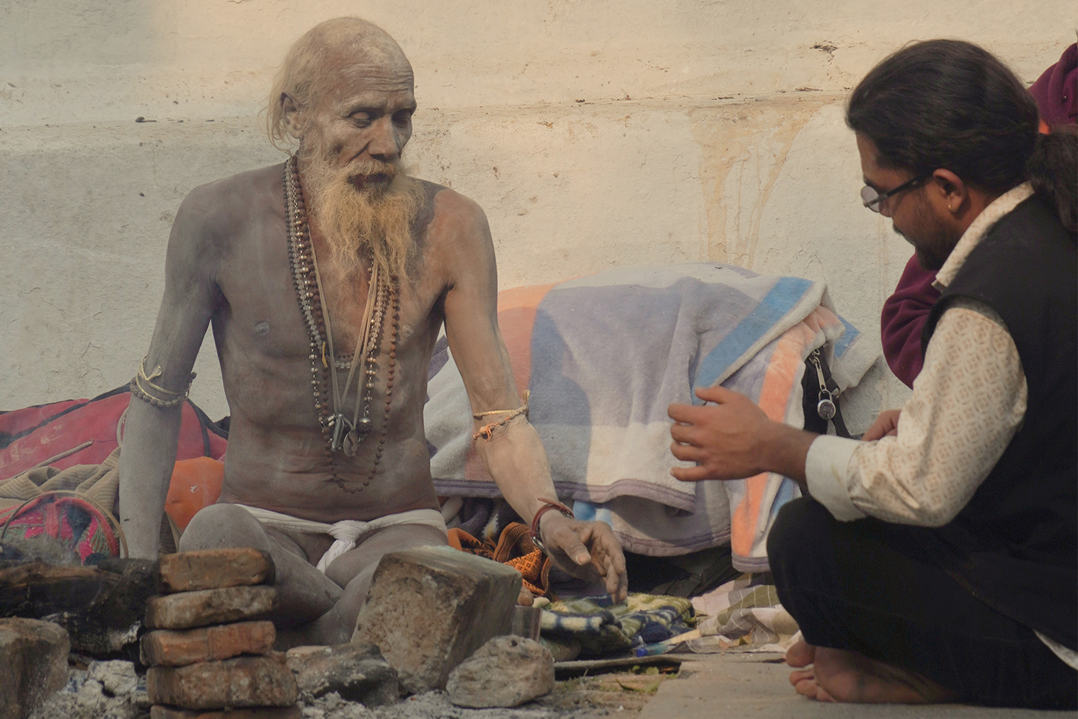 Садху и местный житель, который пришел за помощью