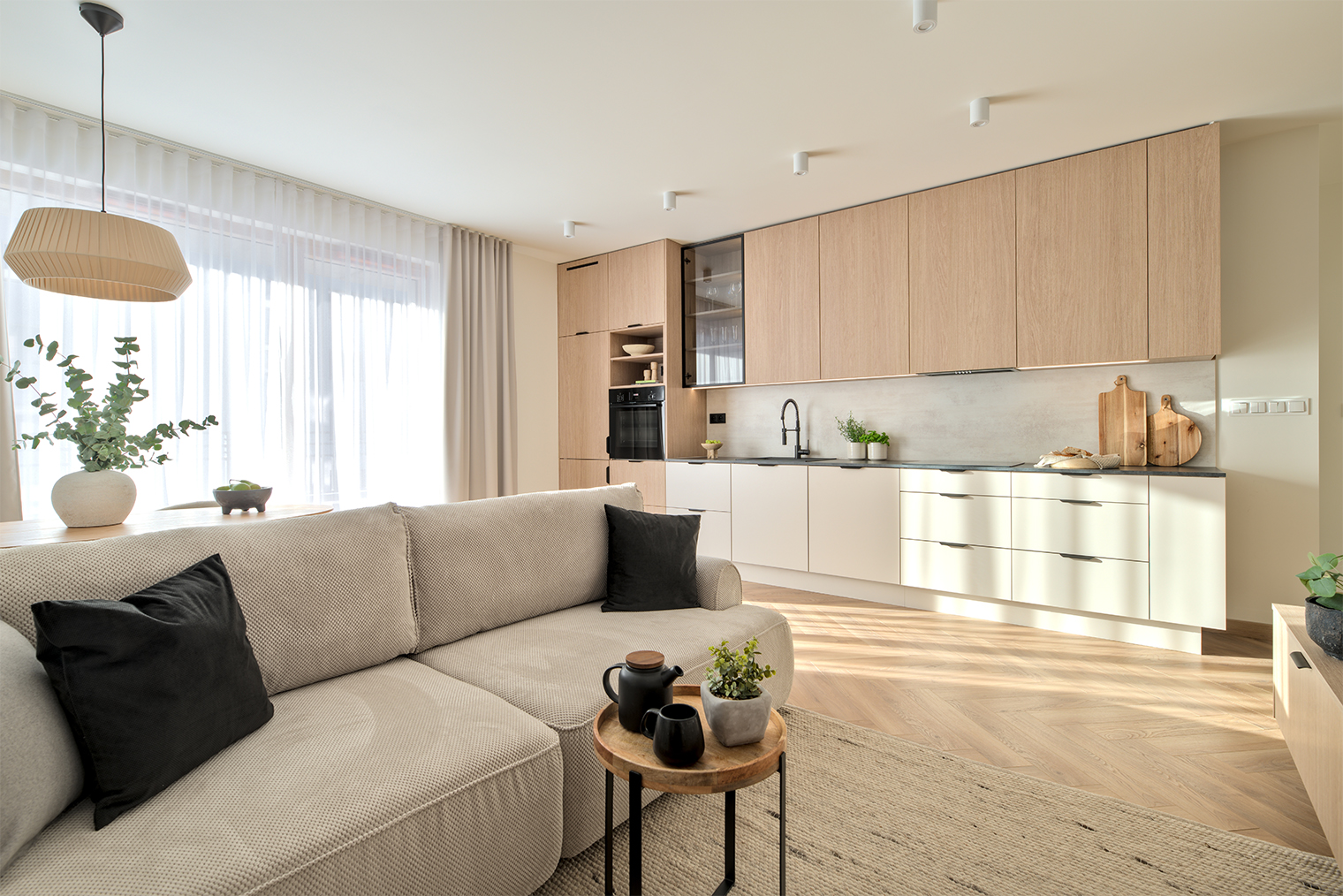 Здесь споты установлены на расстоянии от фасада, поэтому навесные шкафы спокойно открываются. Но в таком положении световой пучок будет падать на готовящего человека, что создаст тень на рабочей поверхности, поэтому понадобится дополнительная подсветка фартука под ящиками. © PrimeLensCrafter / Shutterstock / FOTODOM