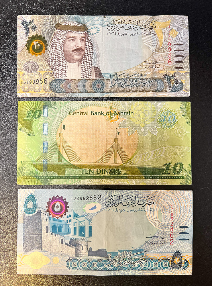 Бахрейнские динары: три скромные банкноты стоят почти 100 $