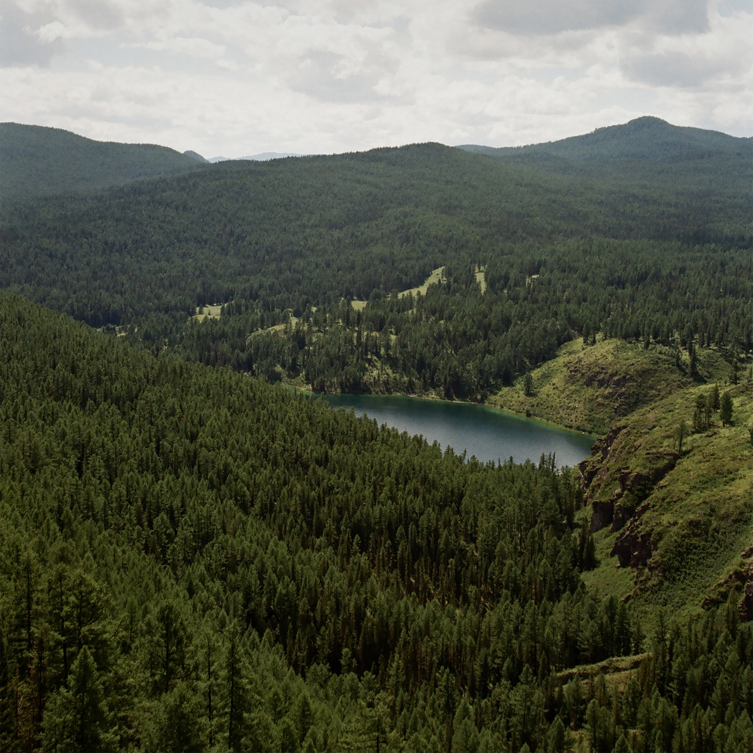 Виды на озеро Уч-Кель с лазурной водой