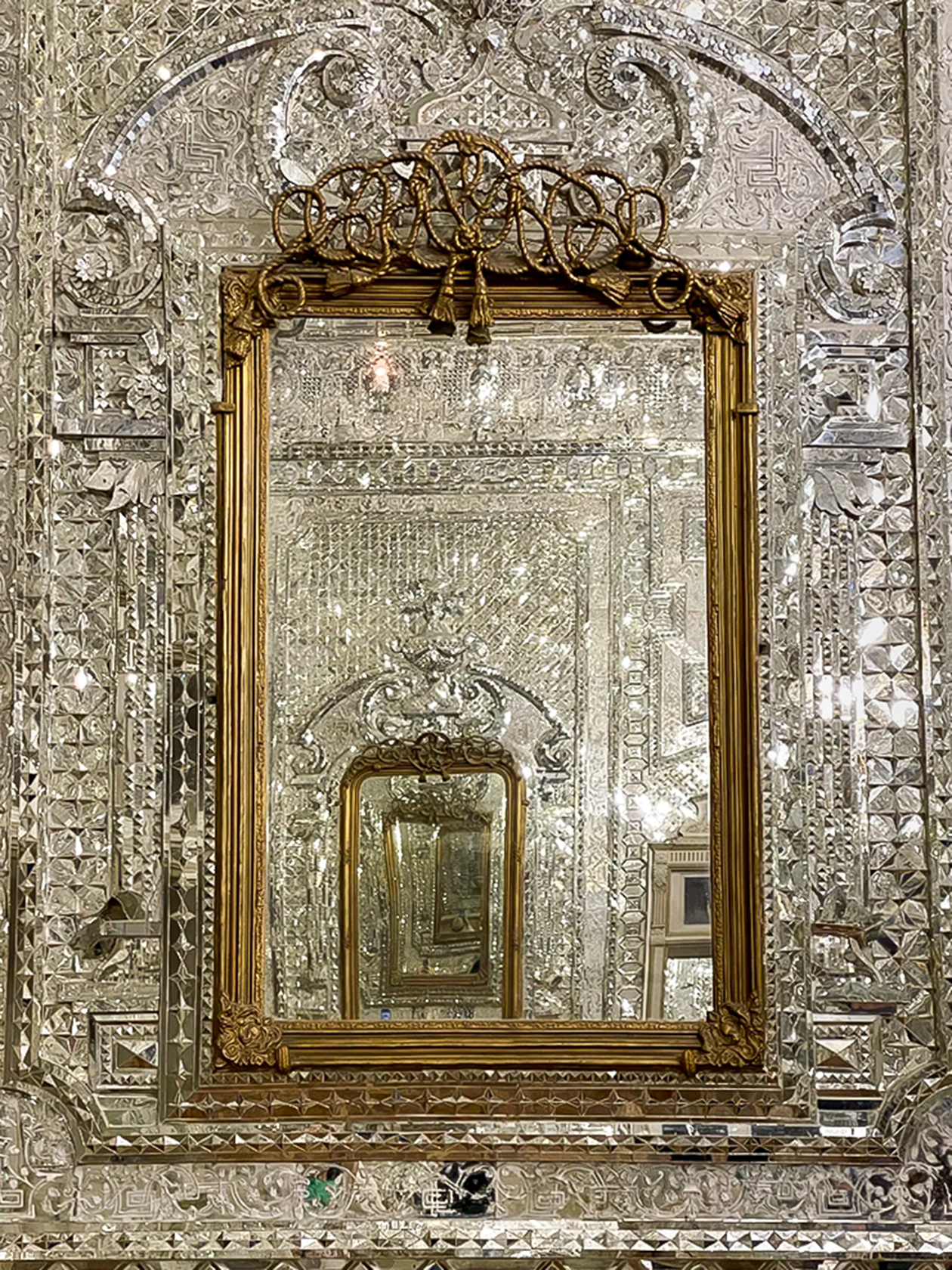 Иран славится своими зеркальными интерьерами. Эта фотография тоже сделана во дворце Голестан. Еще мы посетили мечети с убранством из зеркальных мозаик. Это очень красиво
