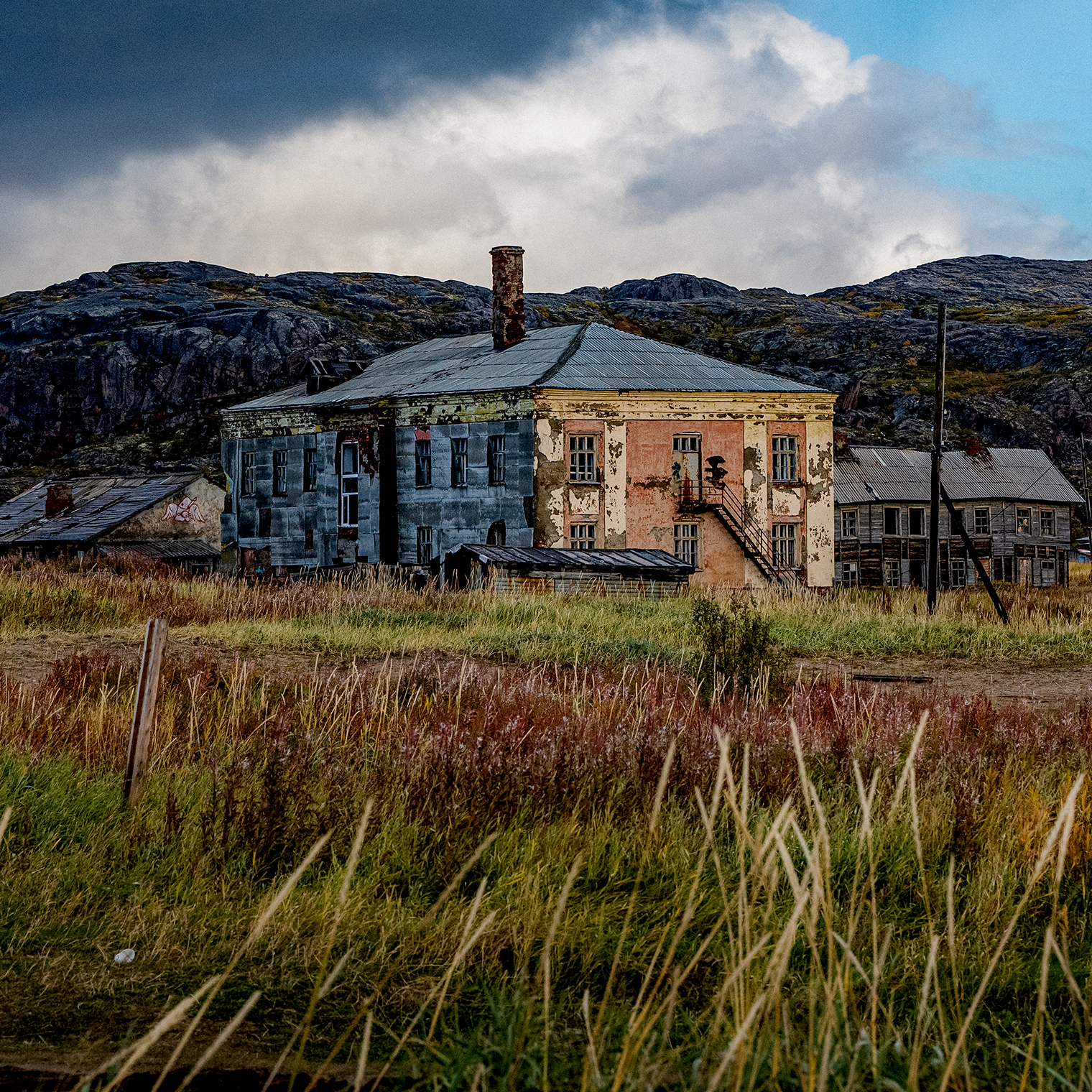 Такие места привлекают меня сильнее обустроенных туристических точек. Наблюдая царящие в них ветхость и запустение, я каждый раз пытаюсь представить жизнь людей, населявших их в лучшие времена
