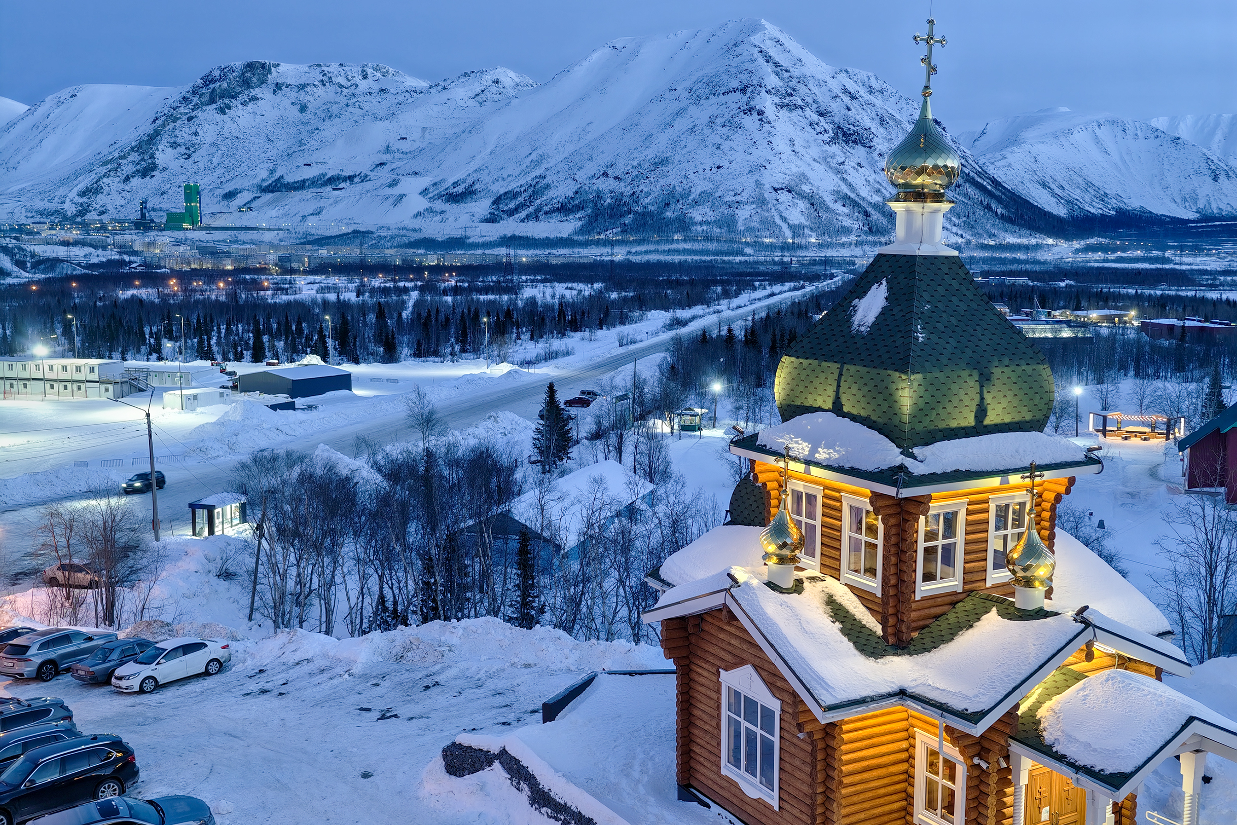 Вид с нашего балкона в санатории «Тирвас» в синий часСиний час — в фотографии так называют сумерки перед восходом или после заката. Слева — лыжный стадион, где проходят крупные соревнования. Очень удобная локация, но цены кусались, да и к самому санаторию были вопросики, например насчет спа-зоны