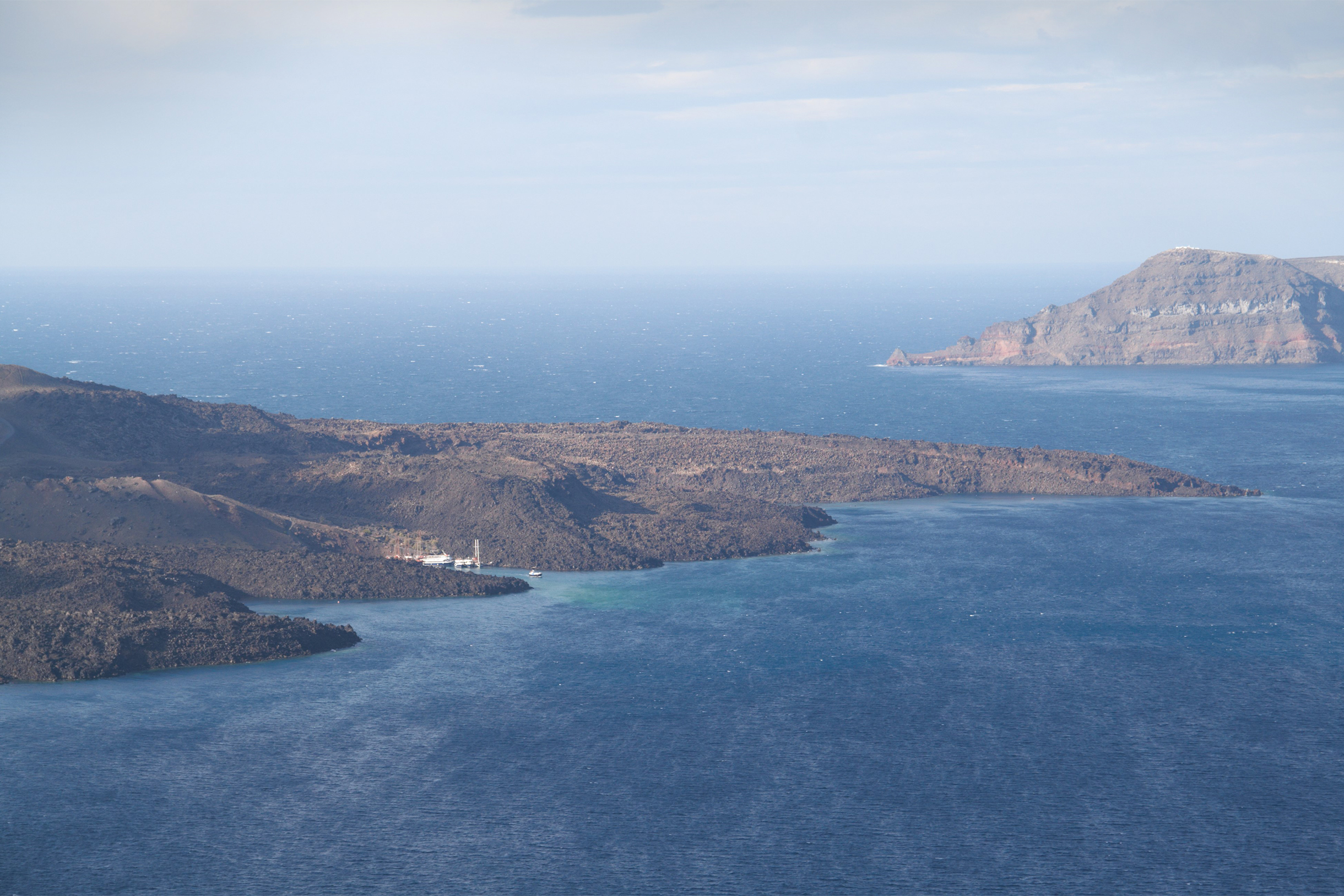 Вид на соседние острова — необитаемый вулканический Неа-Камени и обитаемую Тирасию