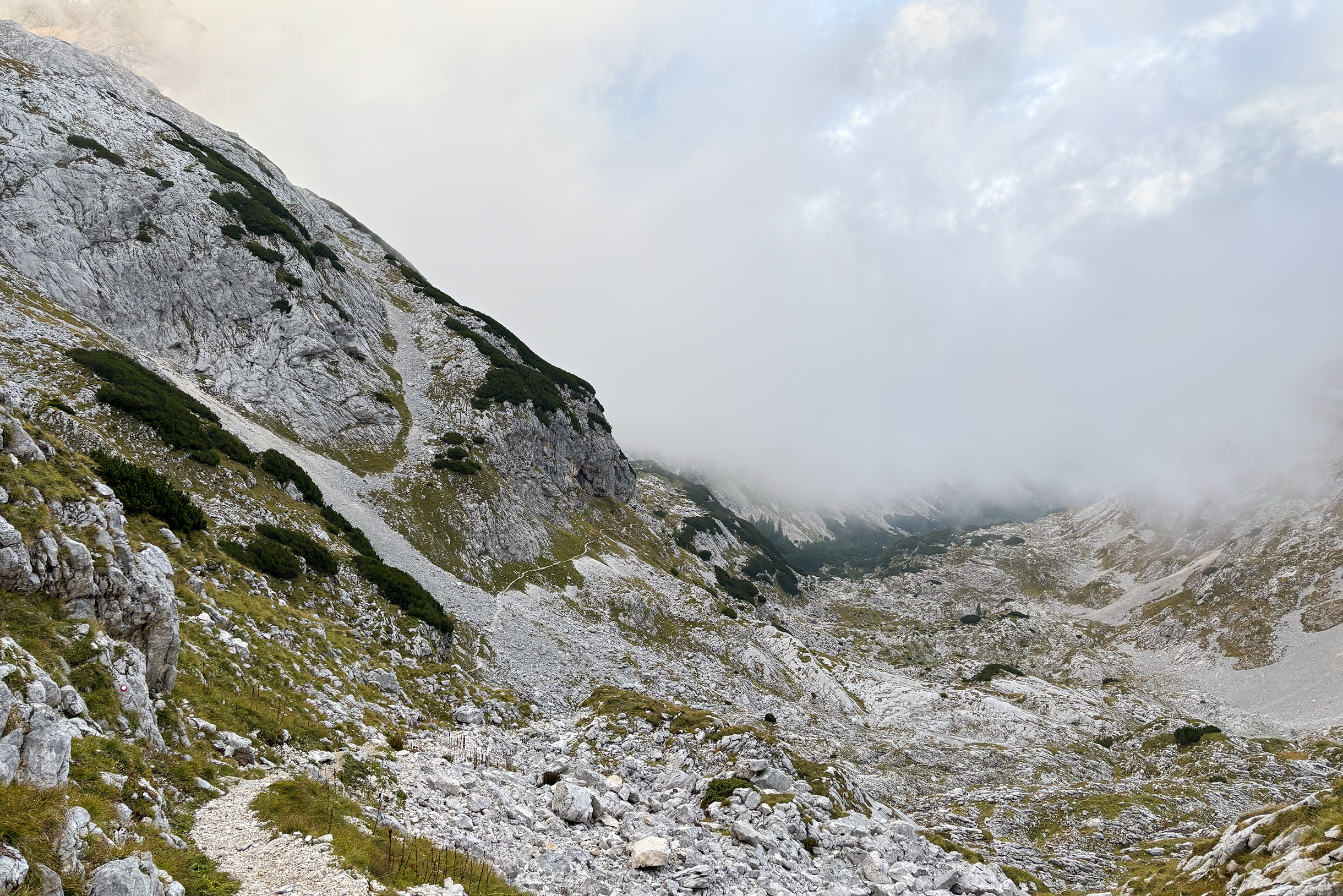В первый день преодолели 21 километр, набрали 2 000 метров и сбросили еще 700. Был километровый отрезок с подъемом на 500 метров — я с таким еще не сталкивалась. Очень радовалась, что не пришлось спускаться по этому крутому склону. Шли 11 часов почти без остановки, ужасно устали, добрались до хижины уже в темноте