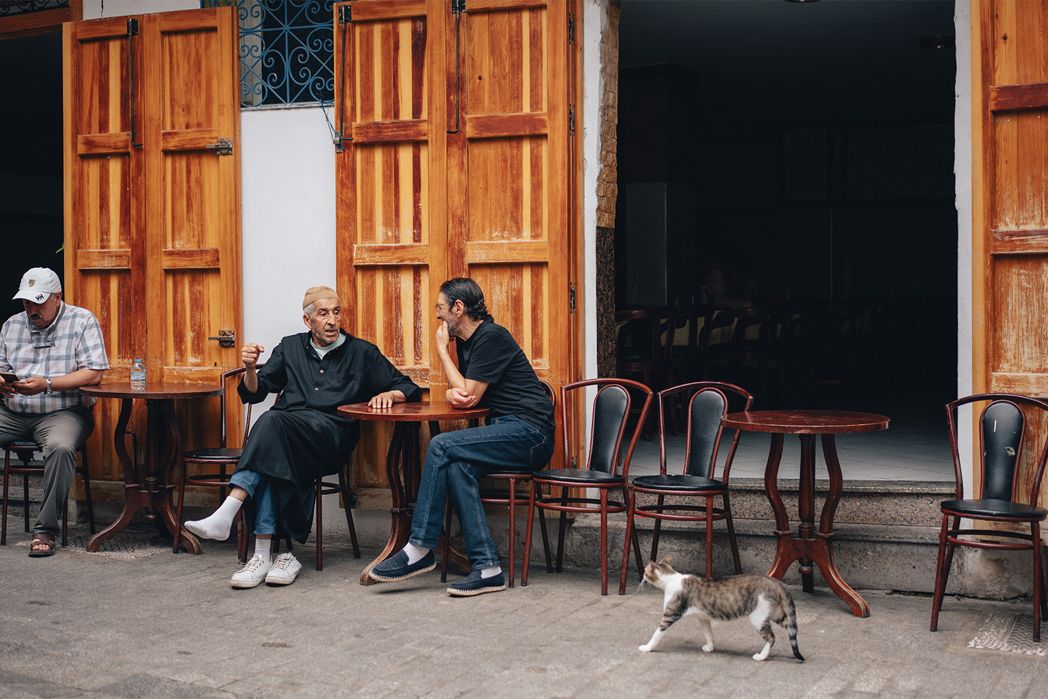 Местные жители на одной из улиц медины Танжера