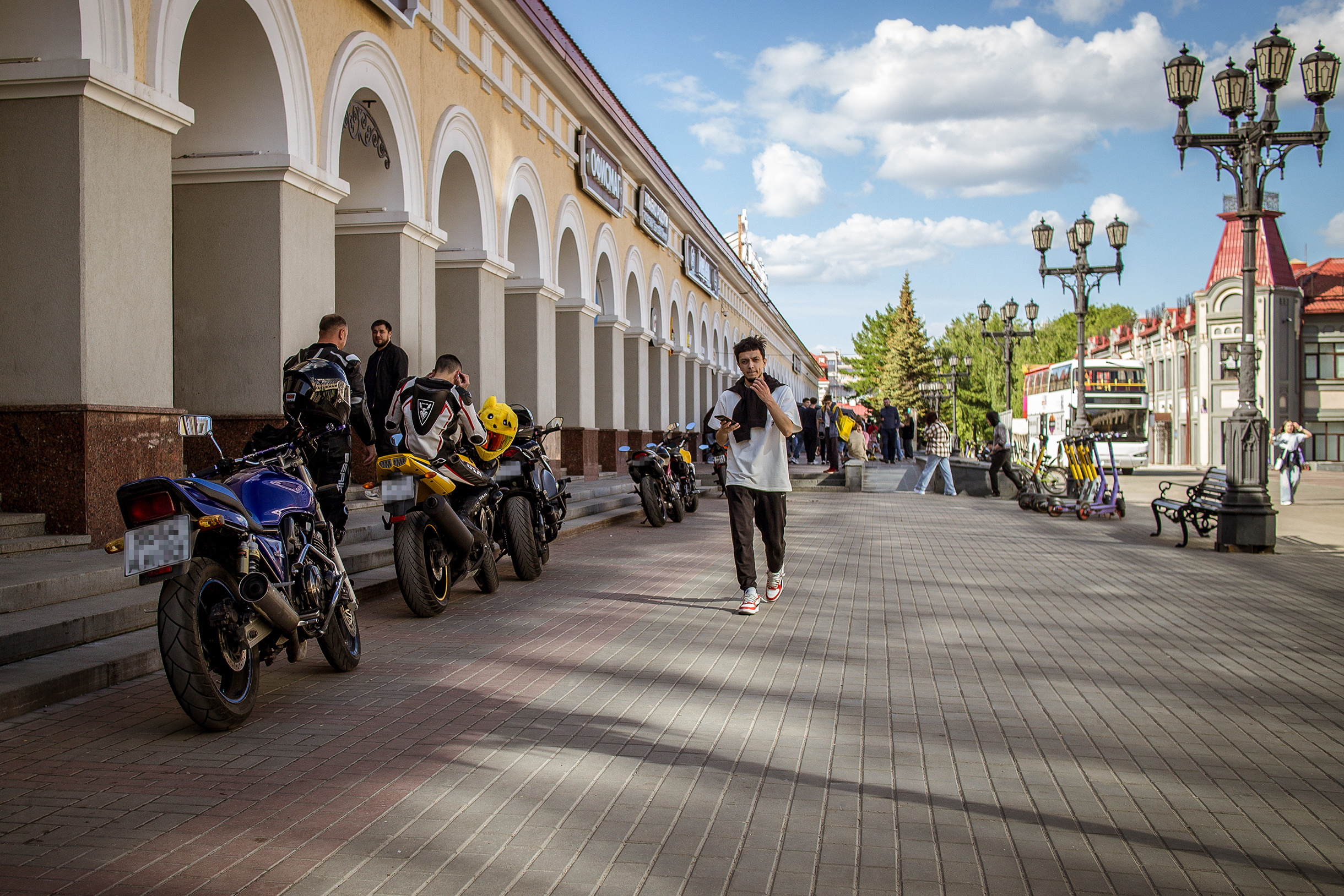 Торговые ряды в Гостином дворе. Мне кажется, похожие здания можно встретить по всей стране. Уфа в этом плане не стала исключением. У места непростая история: после революции тут располагалась фабрика, хлопчатобумажный комбинат, заброшка. Теперь это популярная локация для встреч