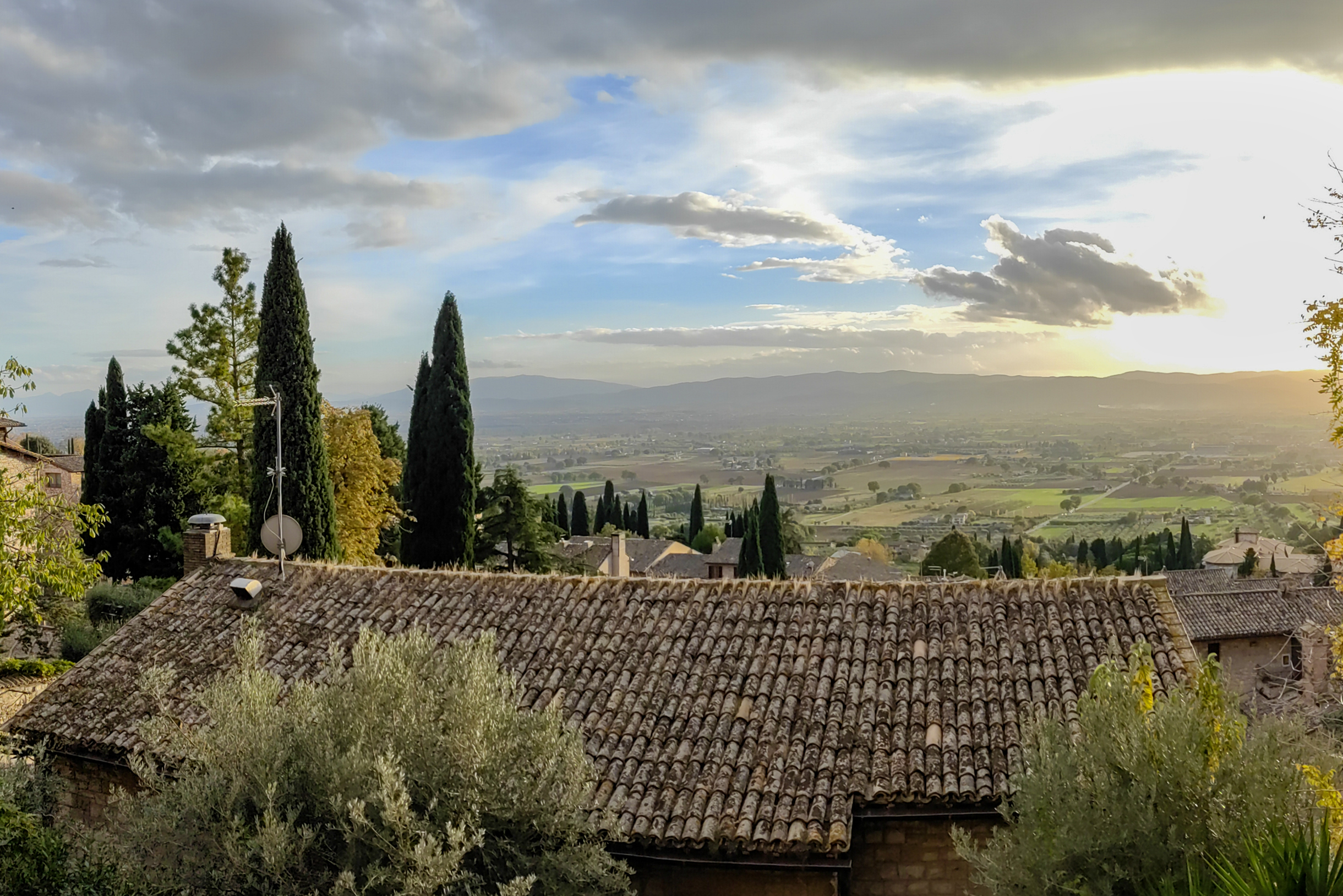 Еще один вечерний пейзаж. Снят сразу после того, как солнце скрылось за линией холмов на горизонте