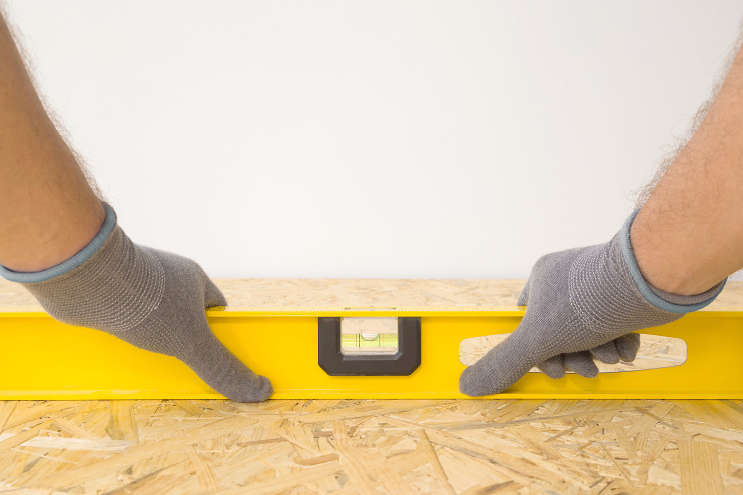 После укладки плит ОСП поверхность становится идеально ровной. Ее можно отшлифовать и покрыть лаком или укрывной краской. А можно постелить сверху любое напольное покрытие. Фотография: FotoDuets / Shutterstock / FOTODOM