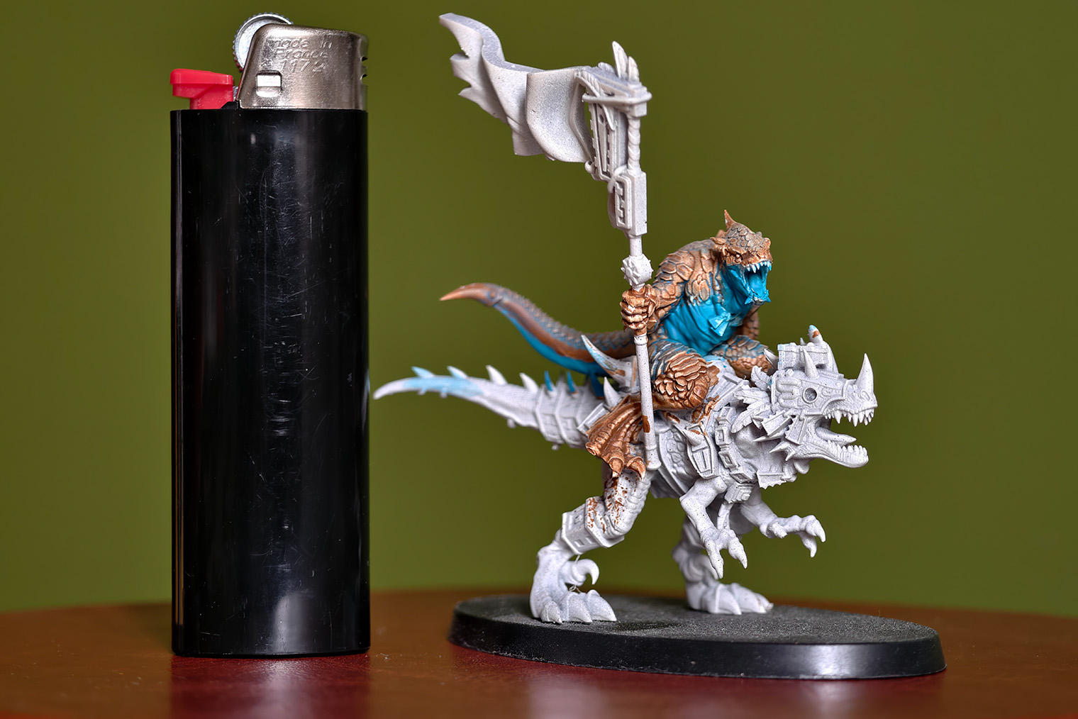 Такие фигурки печатает фотополимерный SLA-принтер. У них намного более высокая детализация на маленьком масштабе, а поверхности гладкие, без видимых «ступенек»