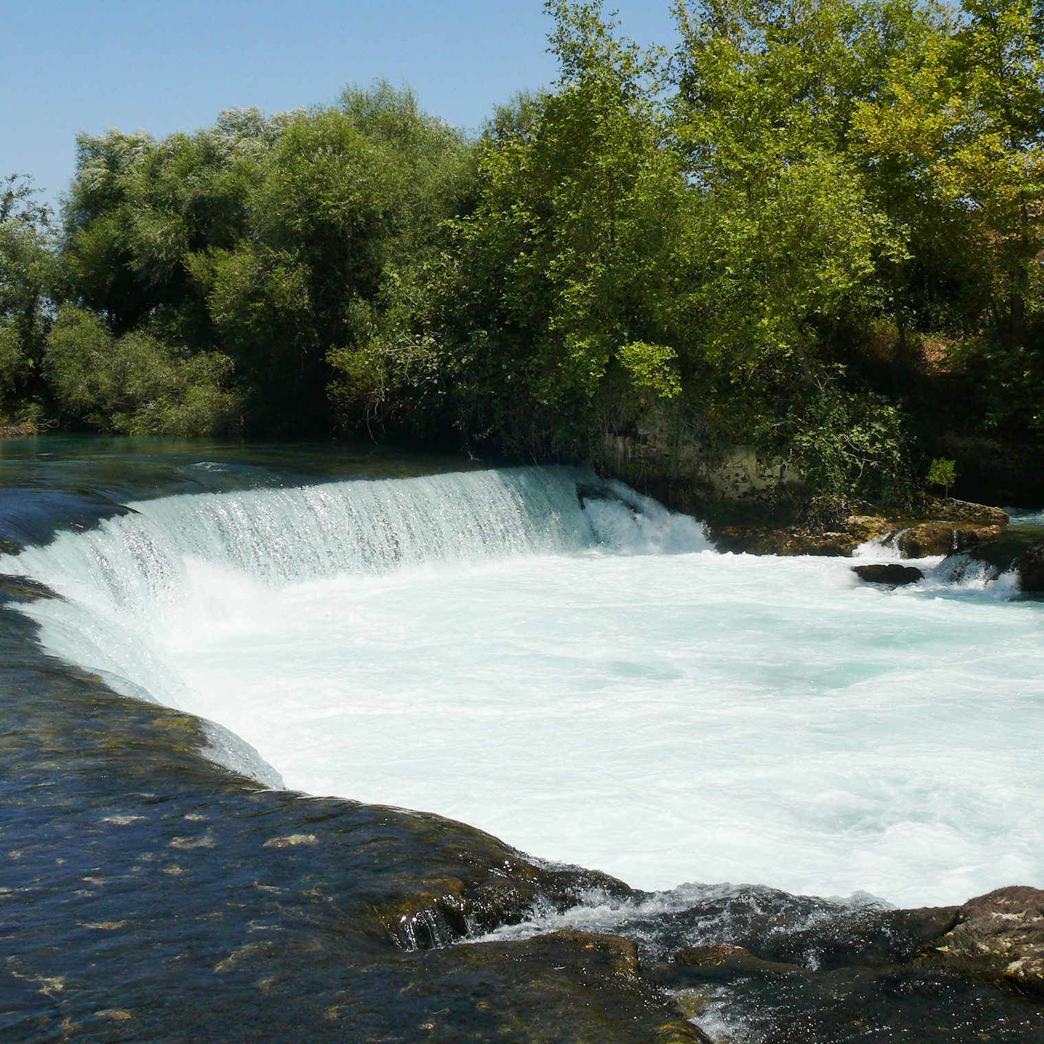 Еще посмотрели водопад — он очень шумный и даже выглядел освежающе