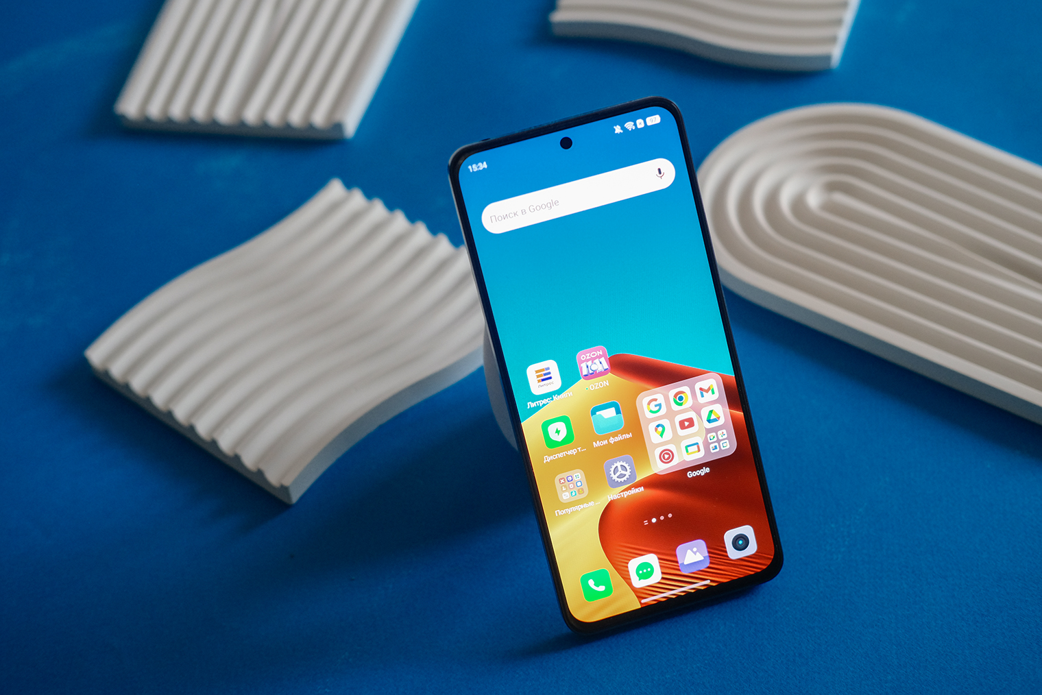 Дисплей у Realme 13+ 5G яркий, плавный и неплохо настроен. Матрица здесь лучше, чем у многих конкурентов среднего класса