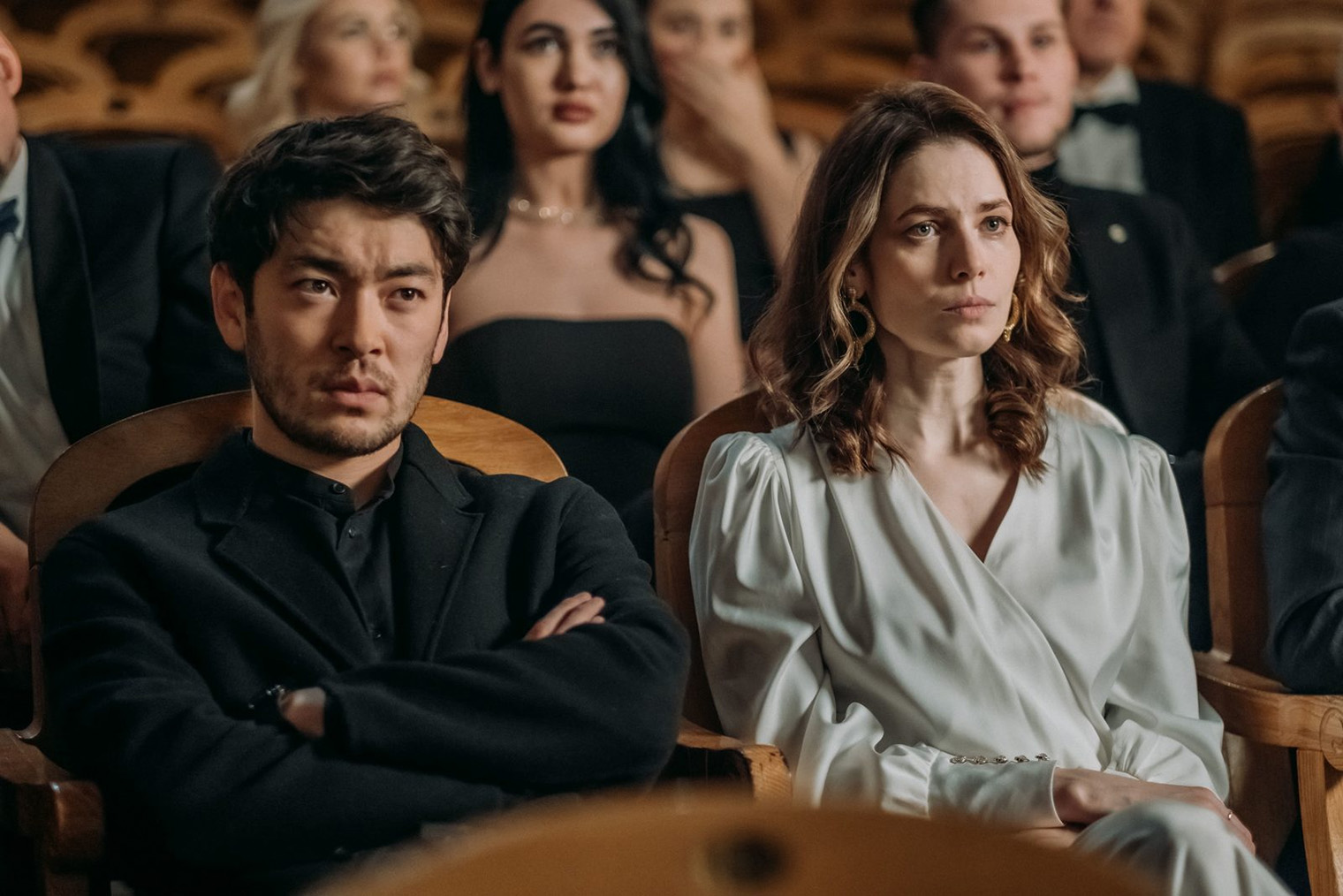 Аскар Ильясов и Юлия Снигирь играют эксцентричную пару айтишника и йогини. © Start