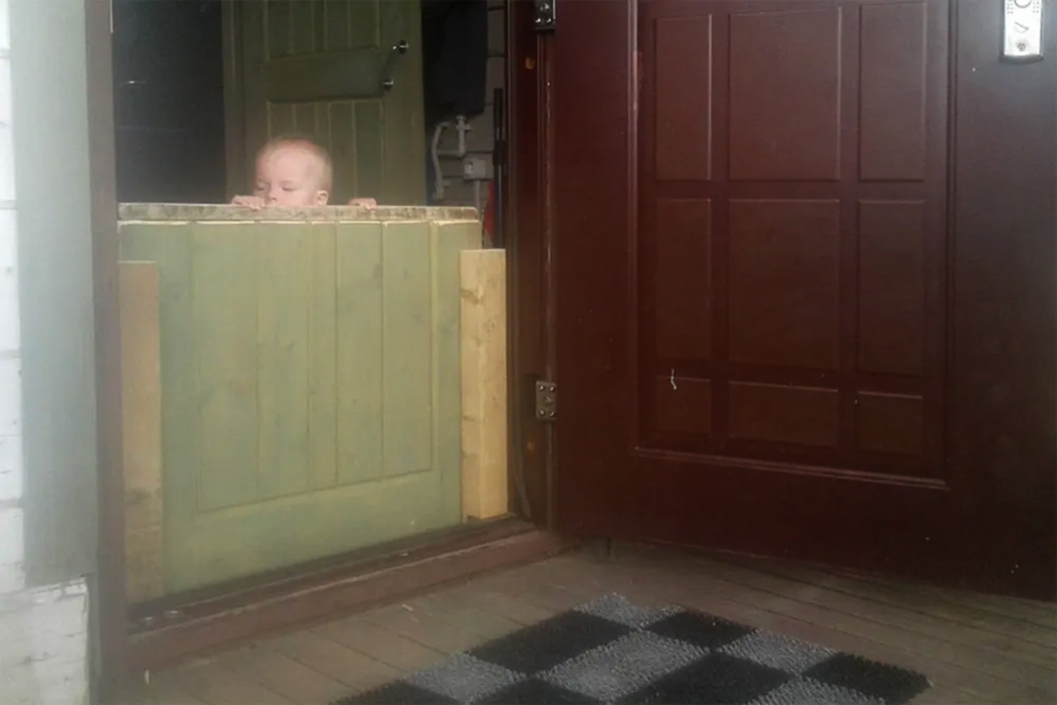 Детская загородка из старой межкомнатной двери в частном доме