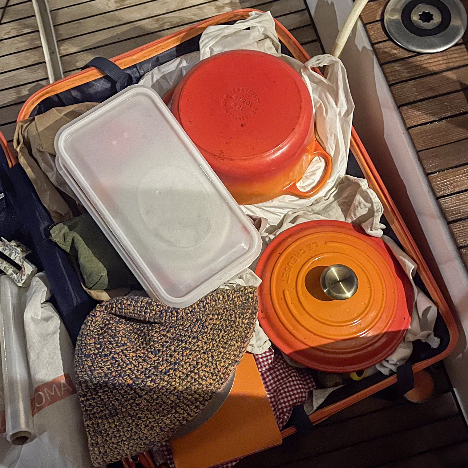 Так выглядел мой багаж. Правда, кастрюлю пришлось нести на себе: уже не влезала в чемодан