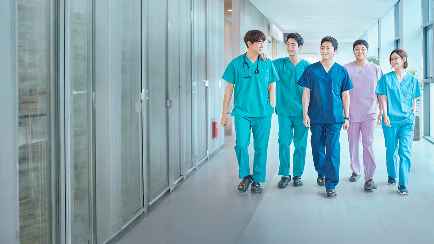 Фишка сериала в том, что главные герои в кадре исполняют каверы на корейские и западные хиты. © Netflix