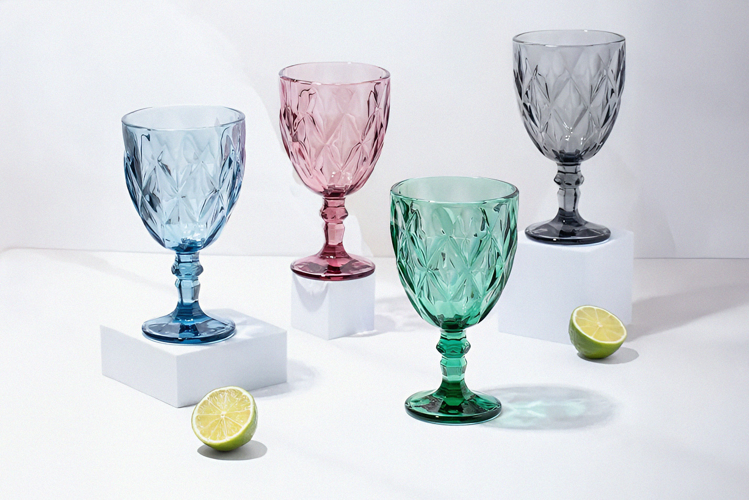 Цветные бокалы оставим для современной сервировки