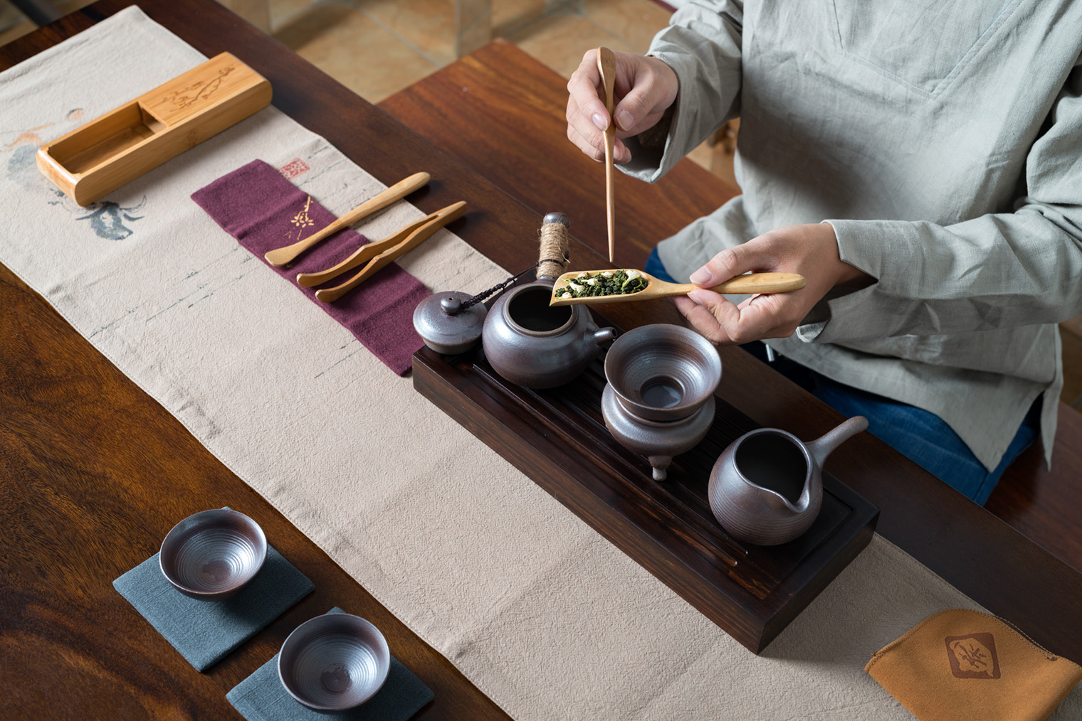 Сервировка стола для чайной церемонии. Фотография: fuyu liu / Shutterstock / FOTODOM