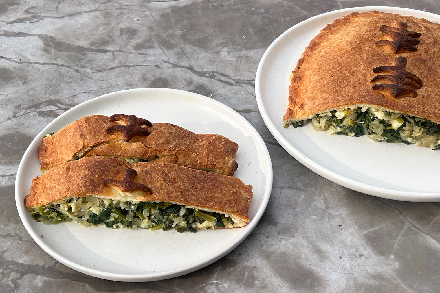 Готовый пирог со шпинатом и брынзой