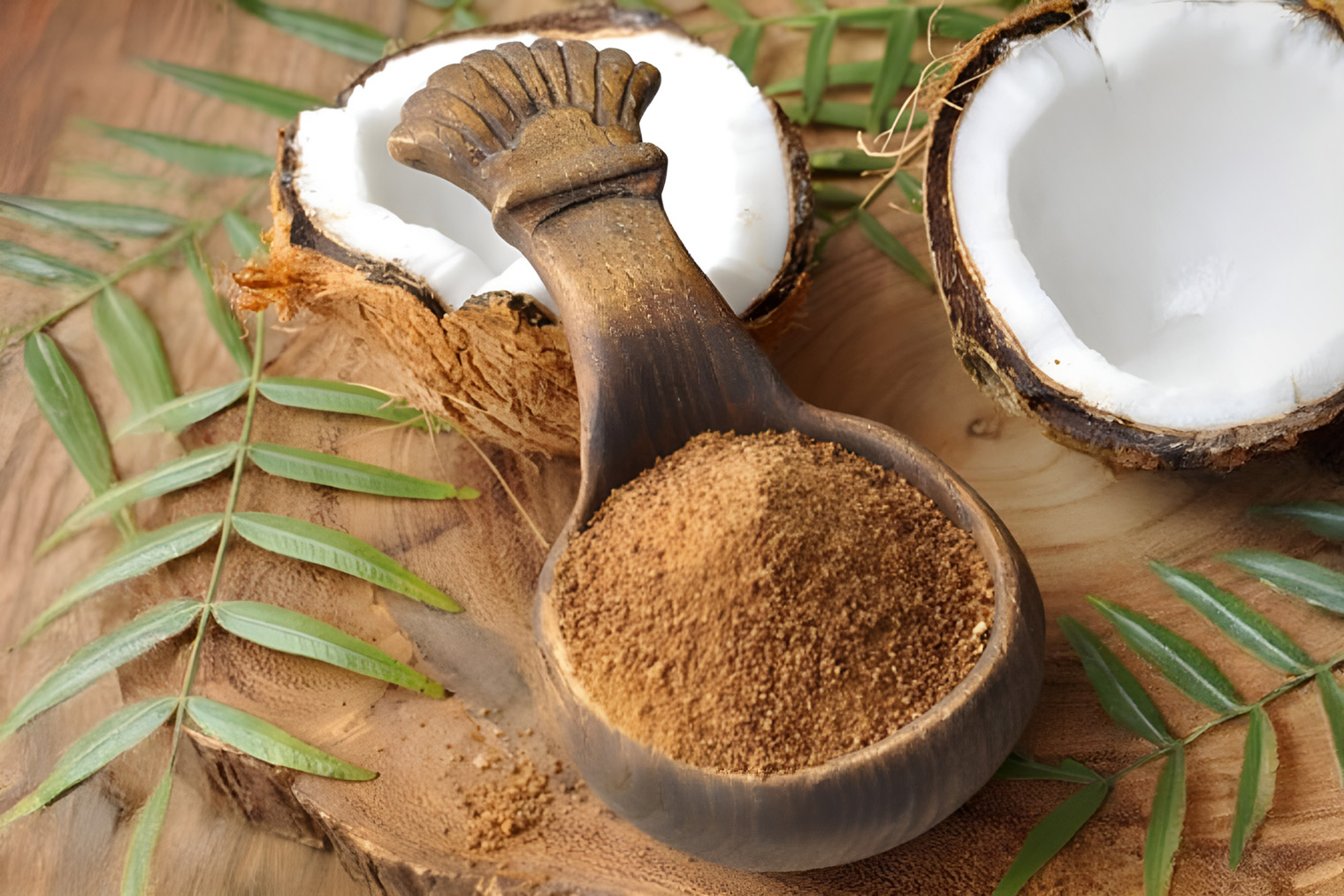 Кокосовый сахар делают из кокосовой пальмы. Внешне он похож на тростниковый. Источник: орехи⁠-⁠оптом.рф