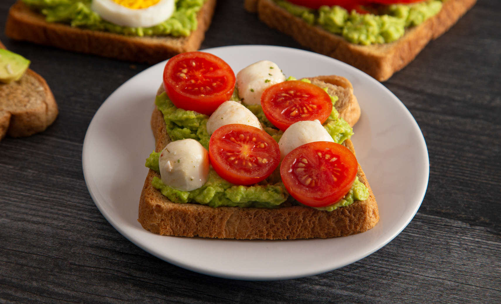 Авокадо, помидор и моцарелла