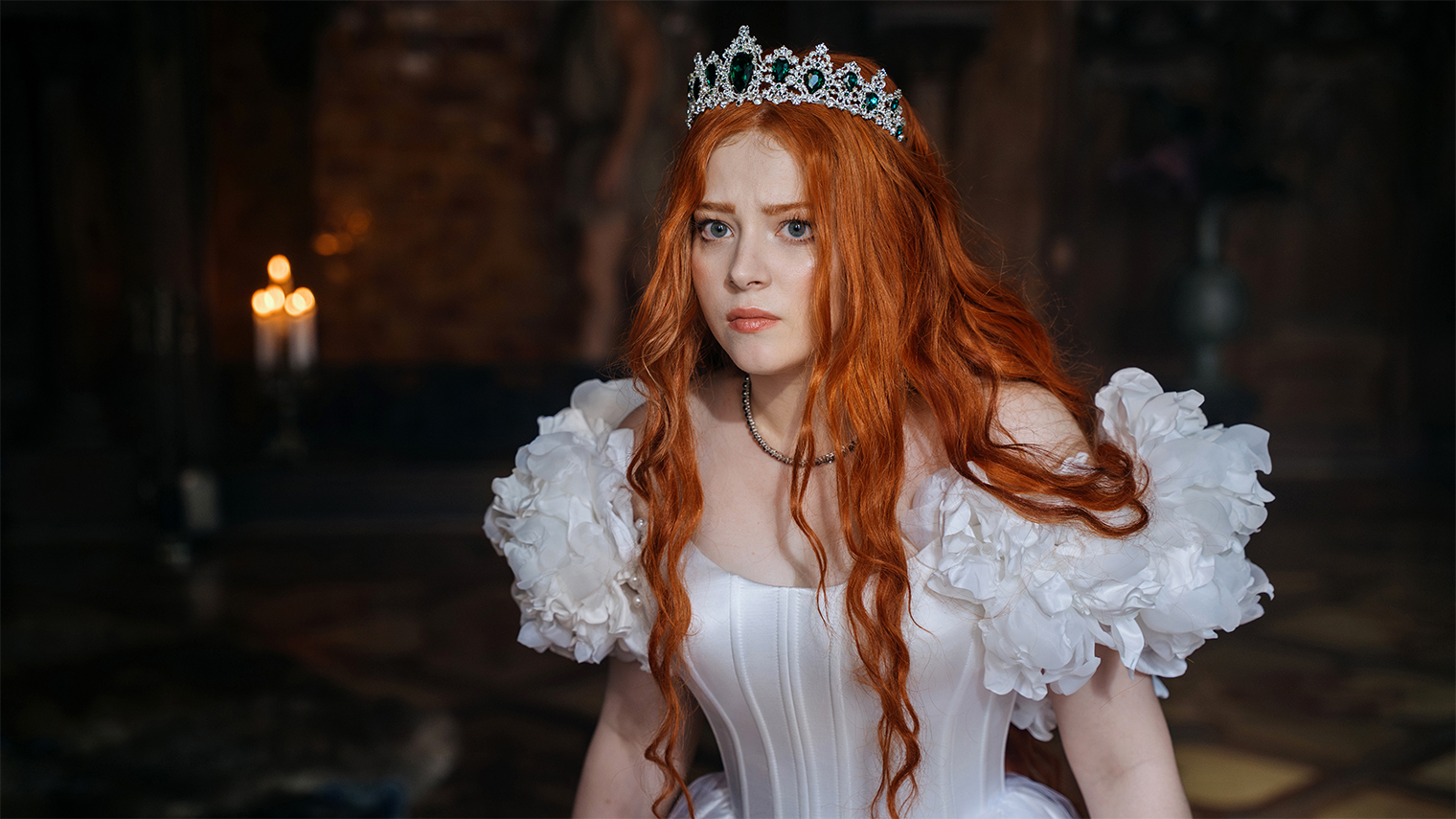 Большую часть фильма Василиса просто ждет, что ее спасут, но в финале именно она дает настоящий бой Морене