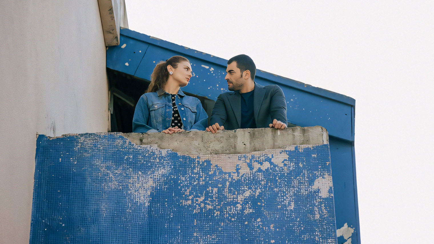 Автомеханик Тимур заберет у сына Зюльфикера не только влияние в компании, но и его жену Рейхан. Кадр: «Иви»