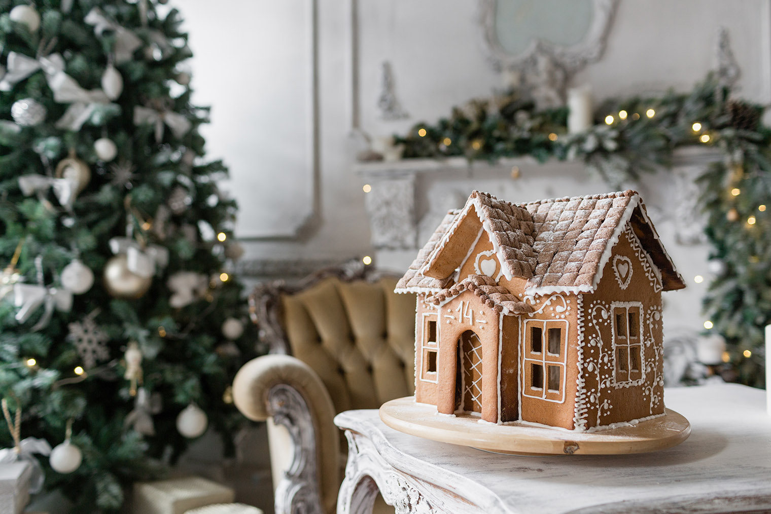 Пряничный домик ставят на стол в качестве украшения. Съедобный декор не хранят, его лучше съесть в течение праздников. Фотография: Fusionstudio / Shutterstock