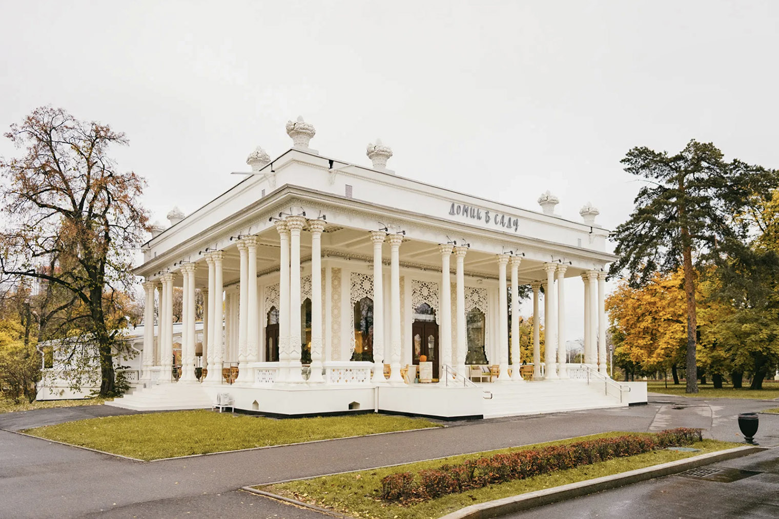 «Домик в саду» украшен кружевными ставнями и ажурными колоннами. © vdnh.ru