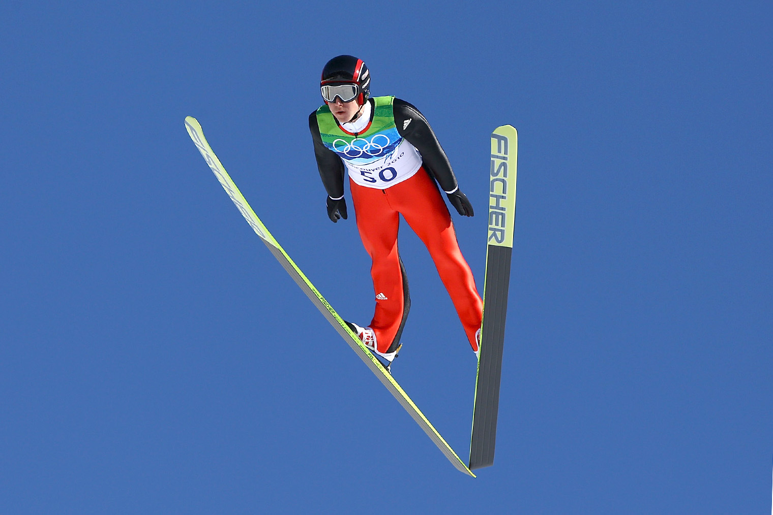 Швейцарец Симон Амман в прыжке с большого трамплина на Олимпиаде-2010 в Ванкувере. © Alexander Hassenstein / Getty Images