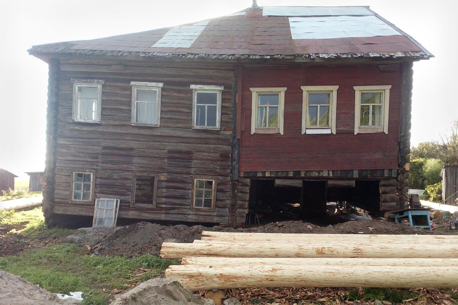 За сто лет существования дом сильно ушел под землю. На этом снимке я уже расчистил участок и приступил к работам