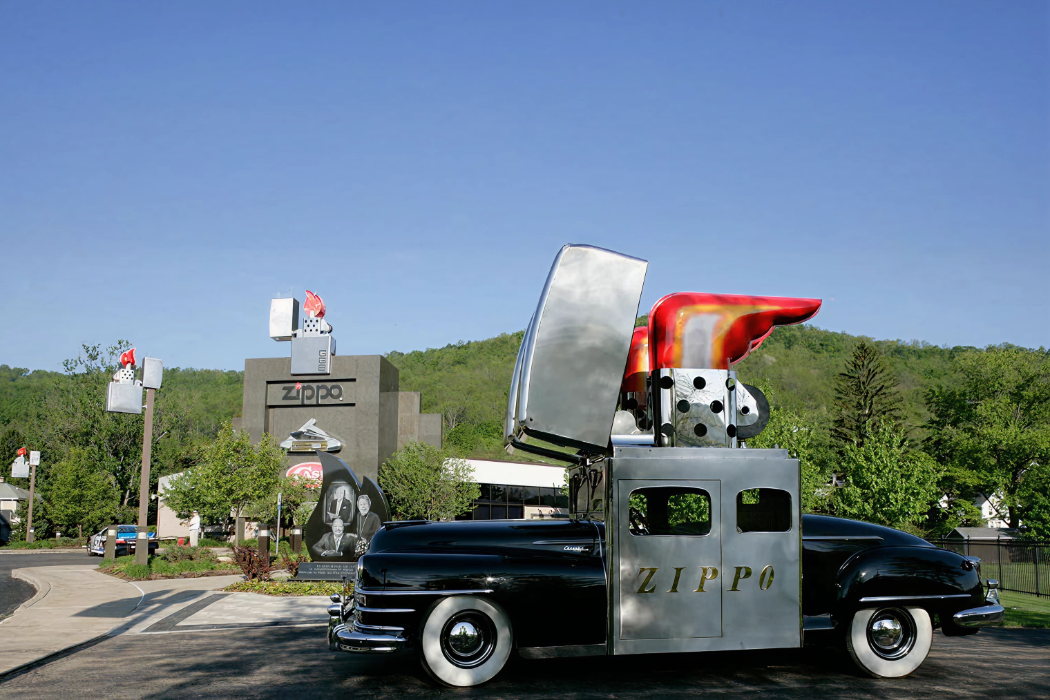 Высота открытой зажигалки на воссозданном в 1998 году Zippo Car — 12 футов (примерно 3,6 метра). © Zippo