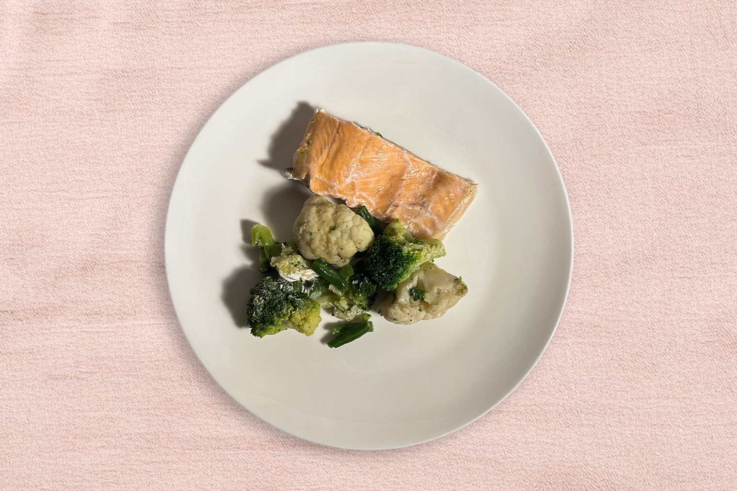 На гарнир к рыбе — брокколи, цветная капуста и стручковая фасоль. Порция небольшая — всего 300 г. Ужин получился не особо сытный, потом пришлось перекусывать снеками