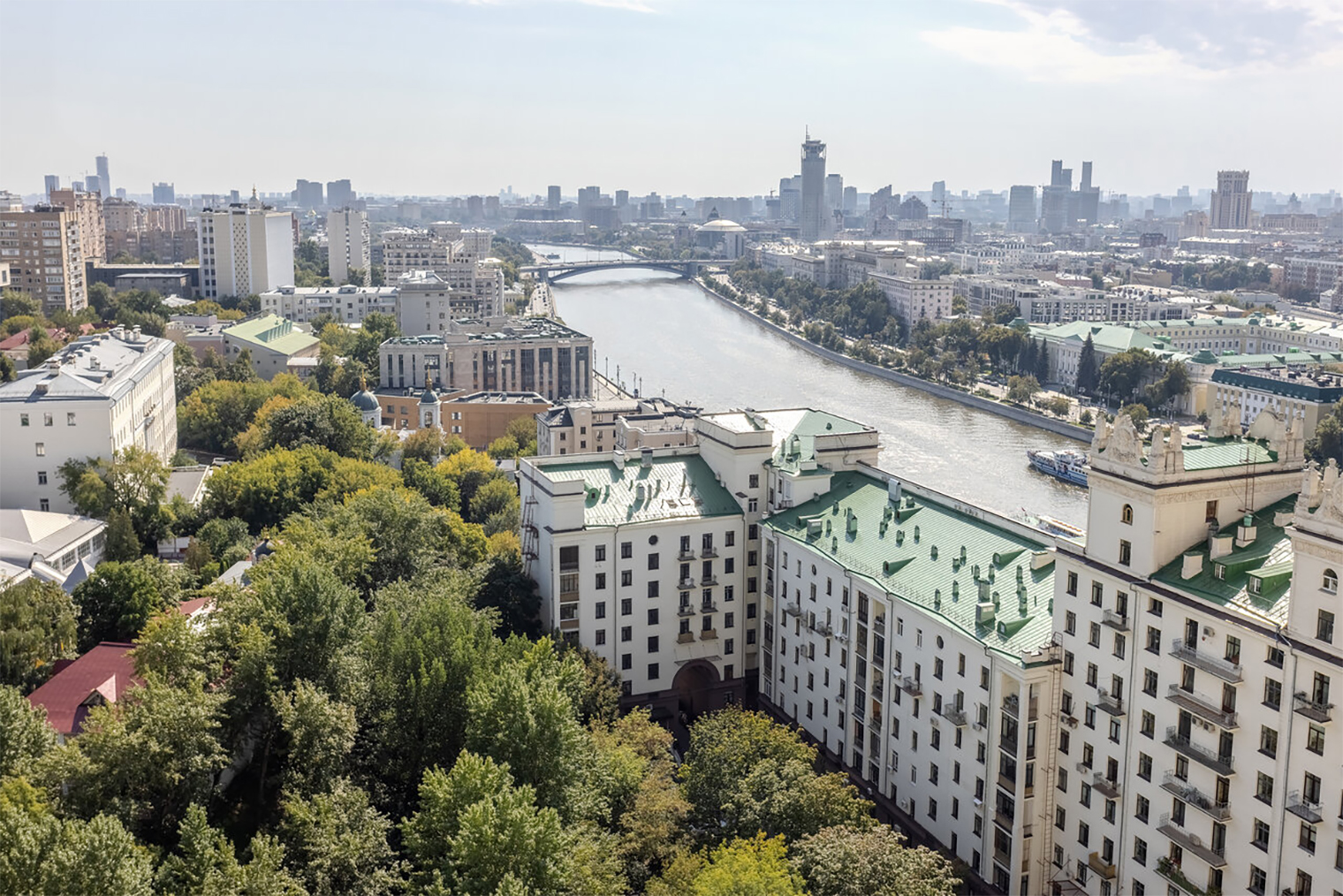 А это вид на Москва-реку из сталинской высотки на Котельнической набережной в Москве. © travel.yandex.ru