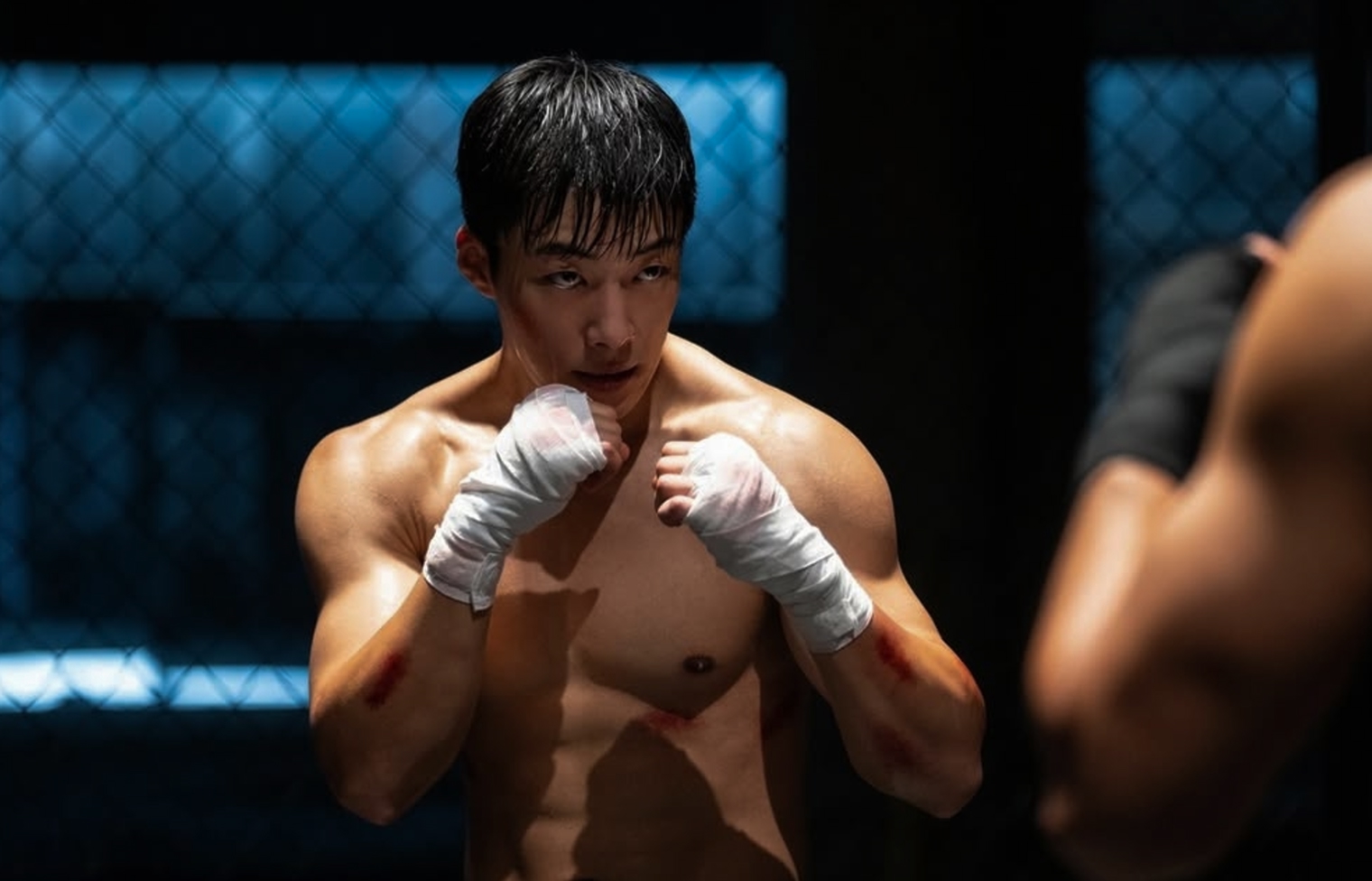 В качестве камео во втором сезоне появятся Пак Со-чжун и Ким Джин-ен. © Netflix