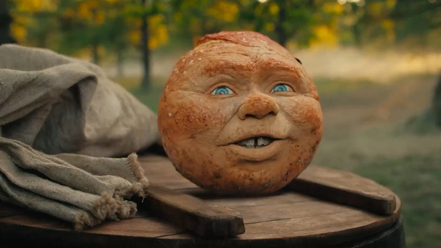 Видите Гарика Харламова в образе Колобка? А он здесь есть. Снова. © «Атмосфера кино»