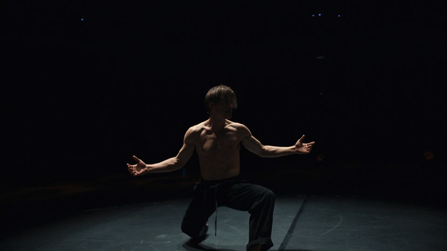 Среди создателей сериала — продюсер Вячеслав Дусмухаметов, человек, приложивший руку к самым популярным программам страны — от Comedy Club до «Импровизации». © Okko