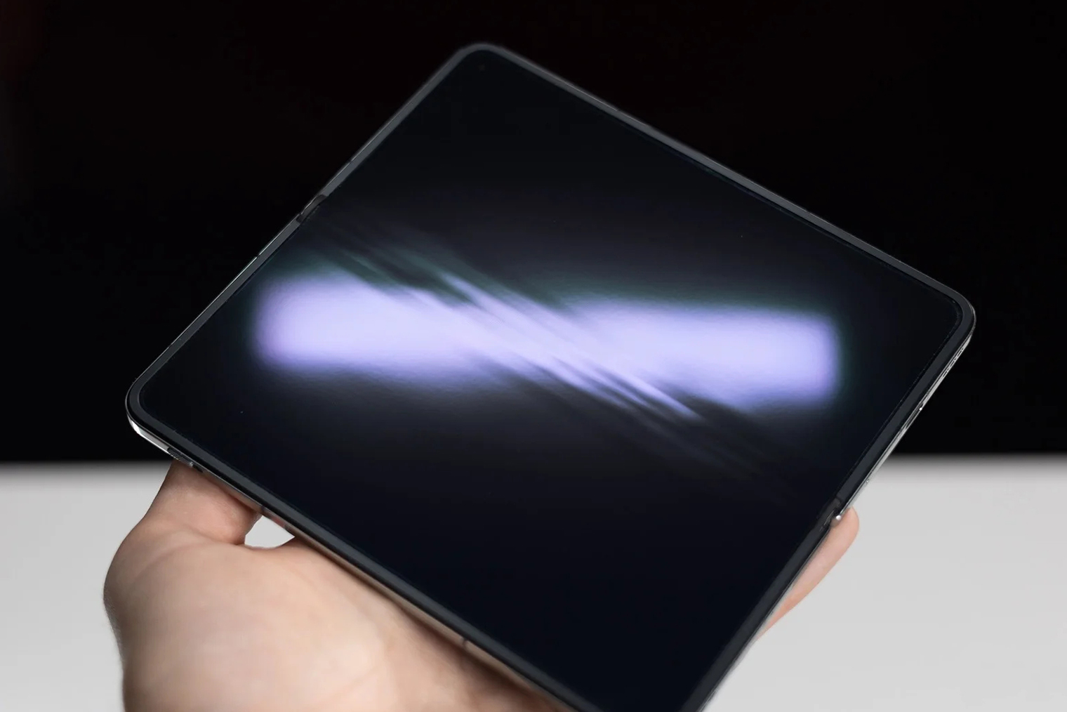 Ожидается, что Apple решит главную проблему складных экранов — складку в месте сгиба. Фотография — phonearena.com
