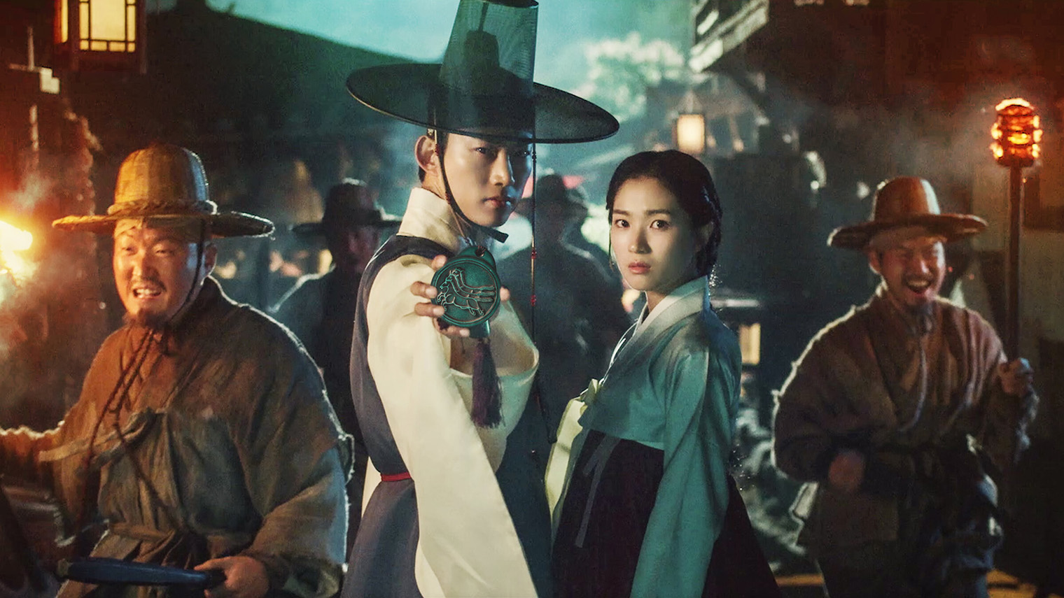 Тайные королевские инспекторы в Чосоне носили с собой отличительный знак — круглую медаль «мапхэ» с изображением лошадей. © tvN