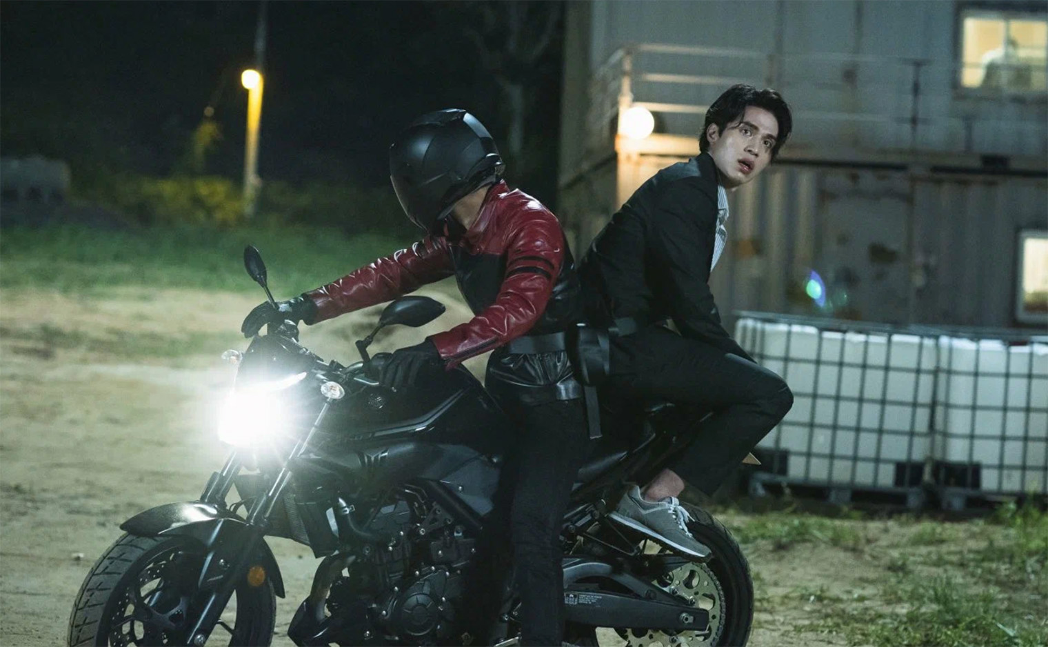 В сериале можно услышать русскую речь, потому что среди антагонистов есть корейцы русского происхождения. © tvN