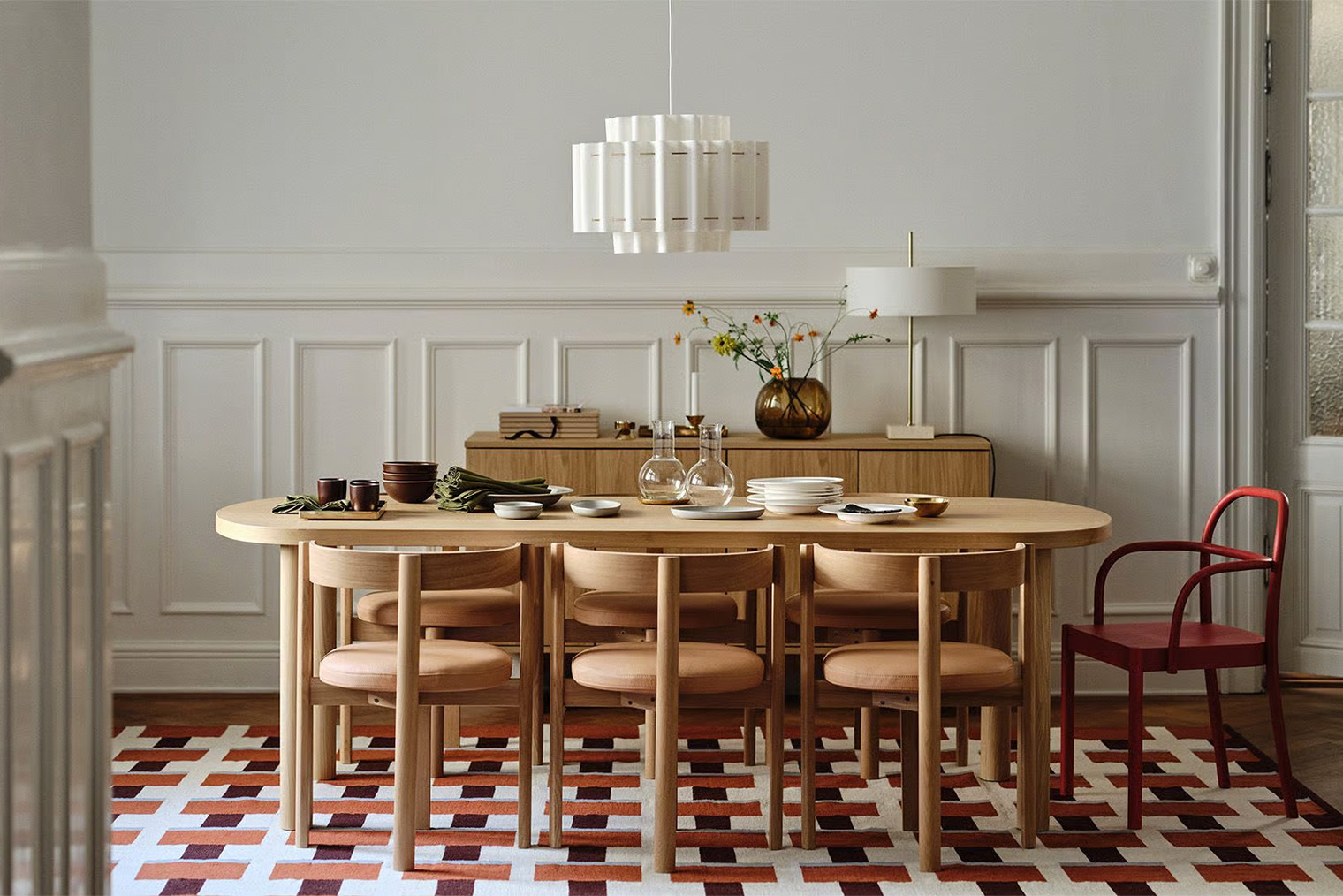 Освещение над обеденным столом одновременно создает камерную атмосферу в интерьере и зонирует пространство, формируя световой акцент и разбавляя общее освещение. Настольный светильник решает другую задачу: он вводит мягкий свет и усиливает ощущение глубины пространства, делая интерьер более многослойным. © ikea.com