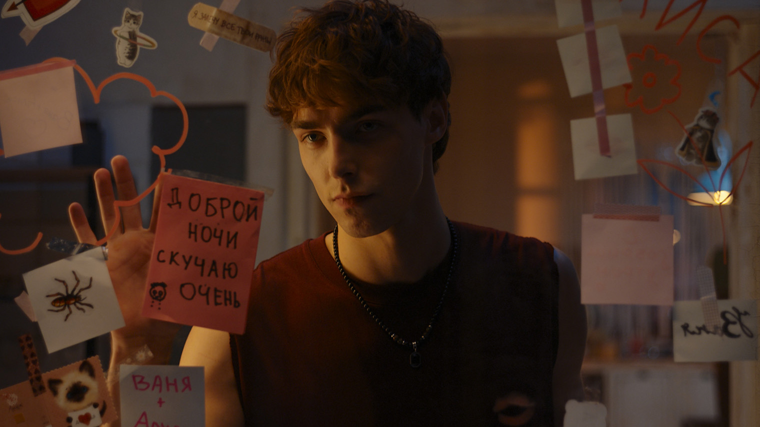 Этот фильм — большой привет двум отличным российским мелодрамам 2000-х: «Питер FM» и «Тариф „Новогодний“». С первым их объединяет солнечный вайб, со вторым — волшебная история партнеров, которые живут в разных мирах и ничего не могут с этим сделать. Кадр: All media