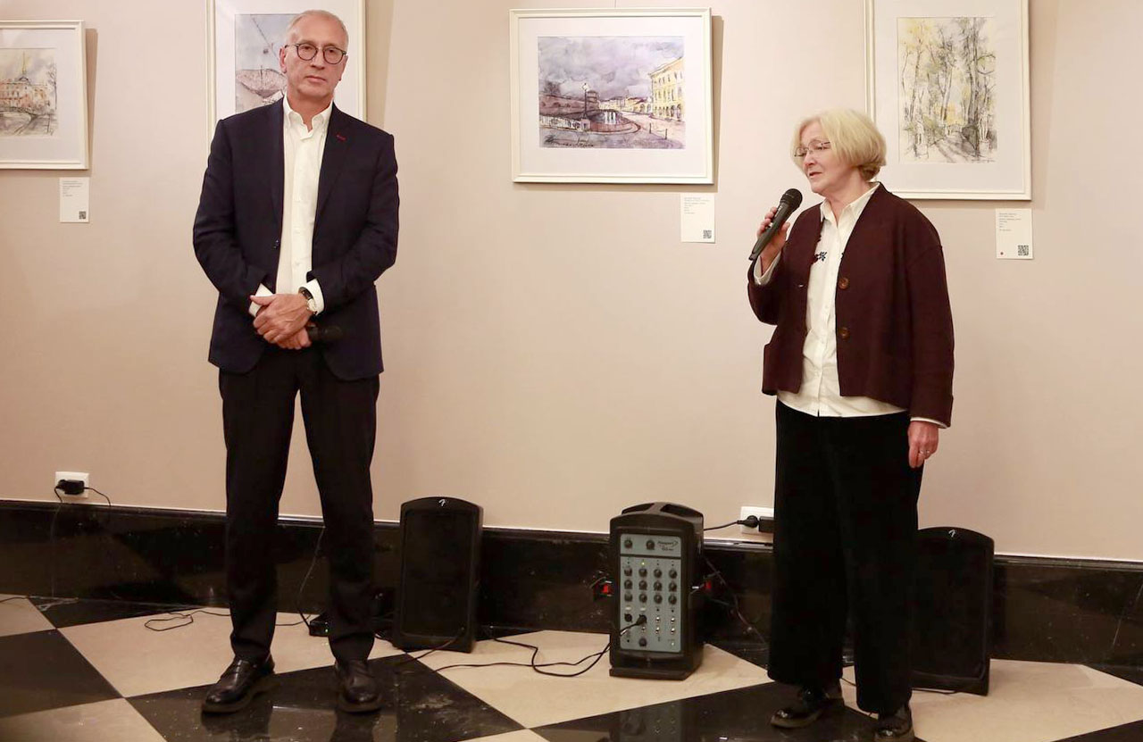 Недавно я устроил выставку-продажу своих картин «Прогулка». На снимке я с Марией Островской, президентом «Перспектив». © Архив фонда «Перспективы»