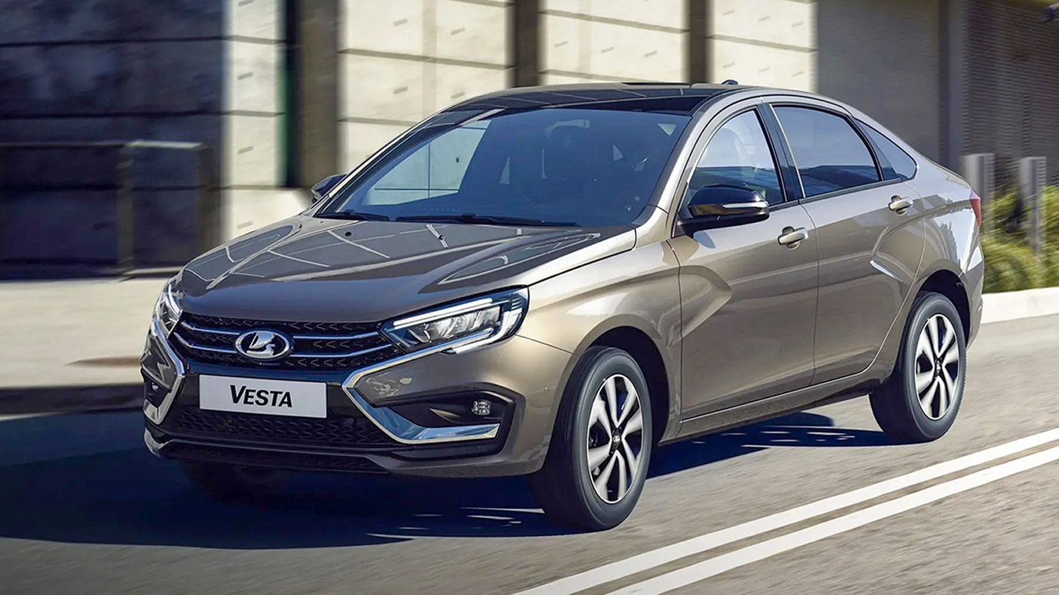 Lada Vesta больше, чем Granta. Длина седана — 4 440 мм. Главный плюс этой модели — более современная платформа, которую запускали в производство с участием специалистов Renault-Nissan. © lada.ru