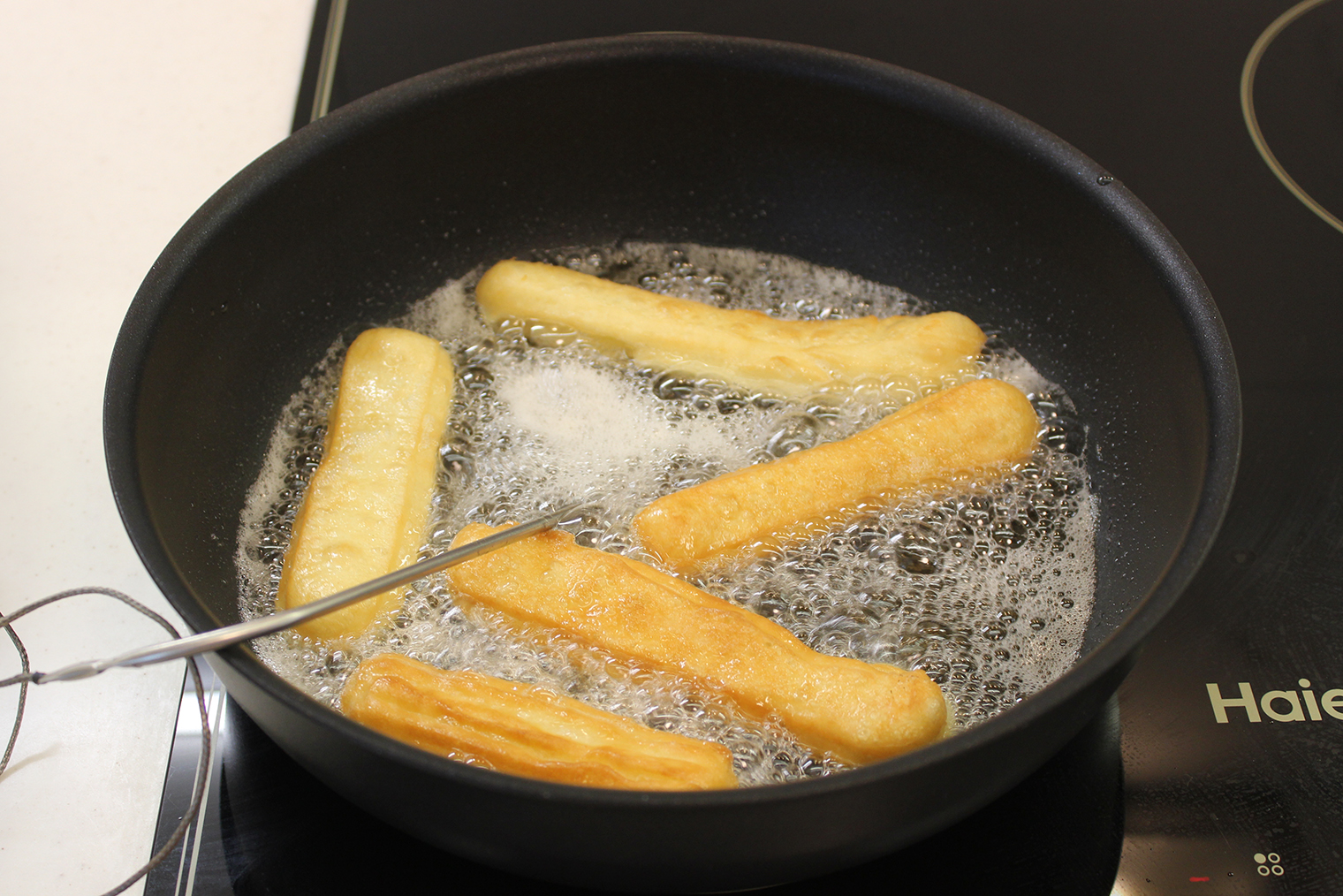 В мою сковороду помещается 5—6 палочек за раз