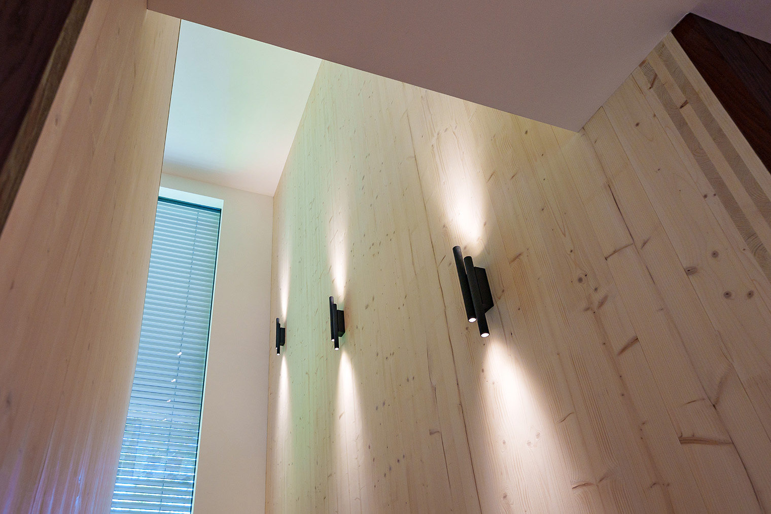 Панели CLT без отделки внутри дома. В этом случае коммуникации скрытые — каналы под них заложили на производстве. © Aleksandr Voronkov / Shutterstock / FOTODOM