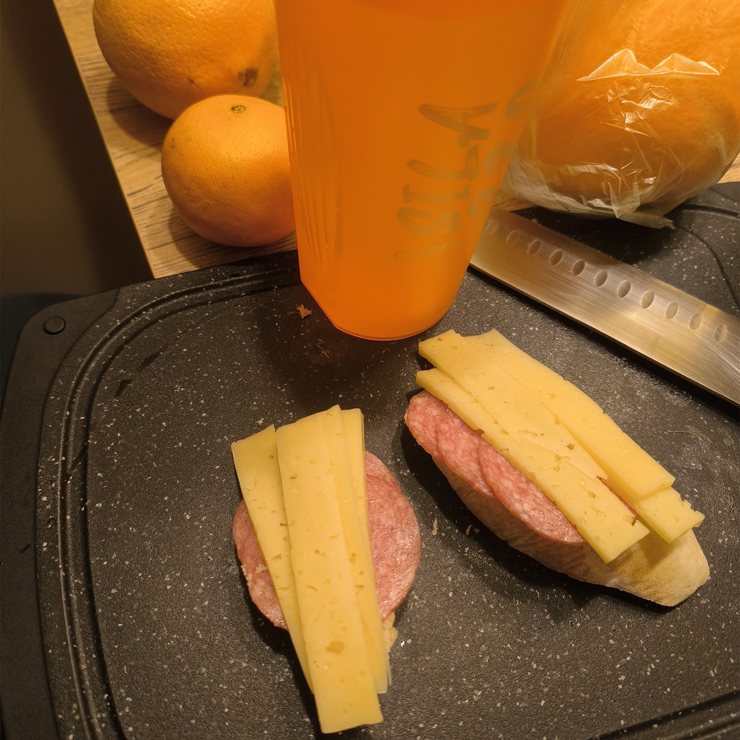 Завтракаю бутербродами. К ним — вода в веселеньком стакане