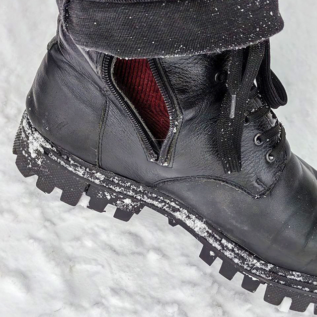 Пока работал, разошлась молния на ботинке