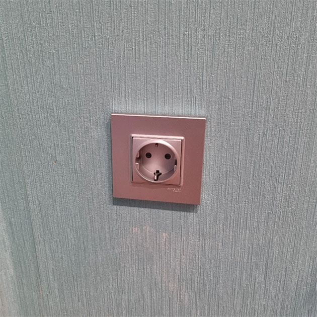 Наша новая розетка в прихожей