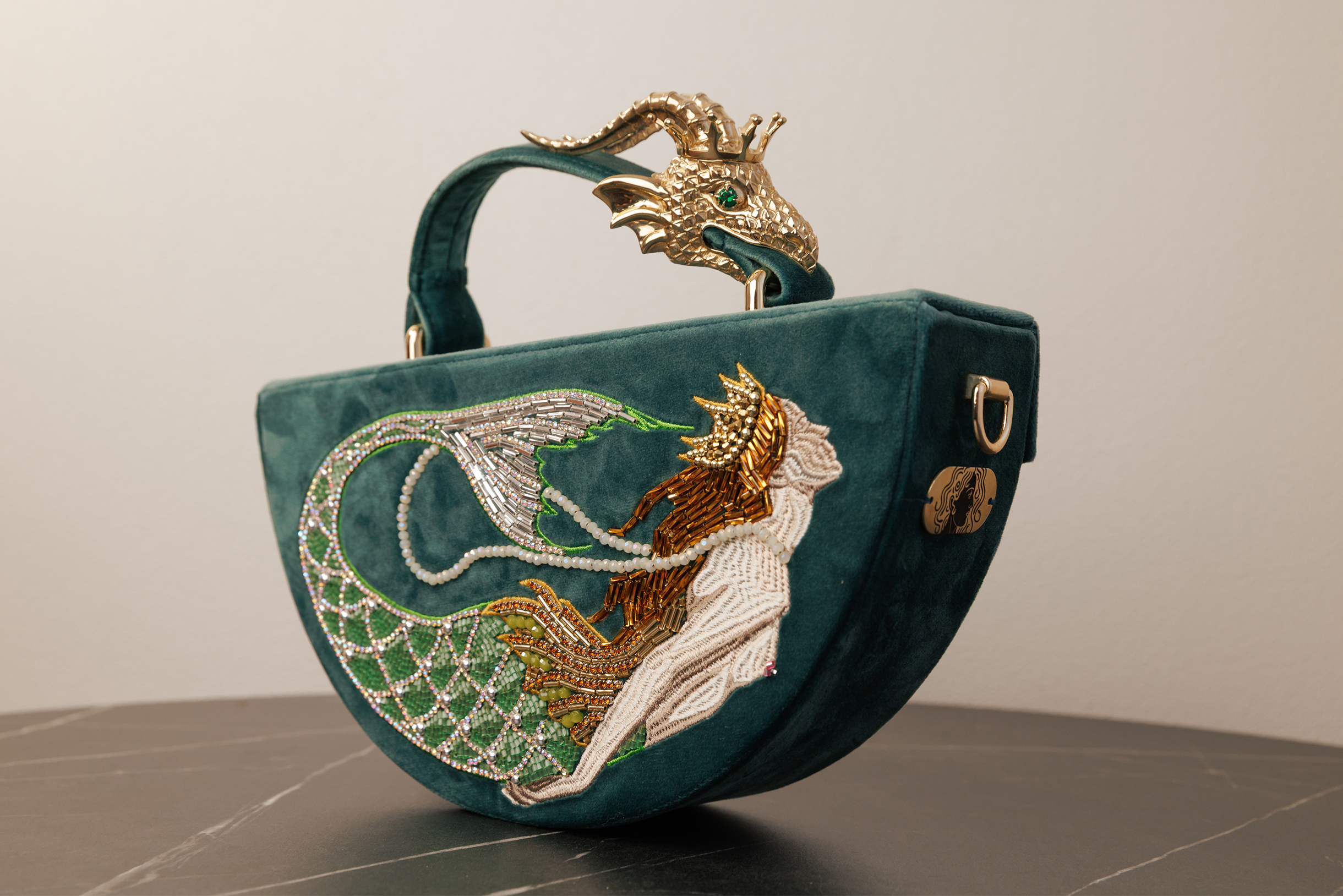 Я просто делаю что-то необычное, выкладываю один рилс* — и получаю запись на полгода вперед